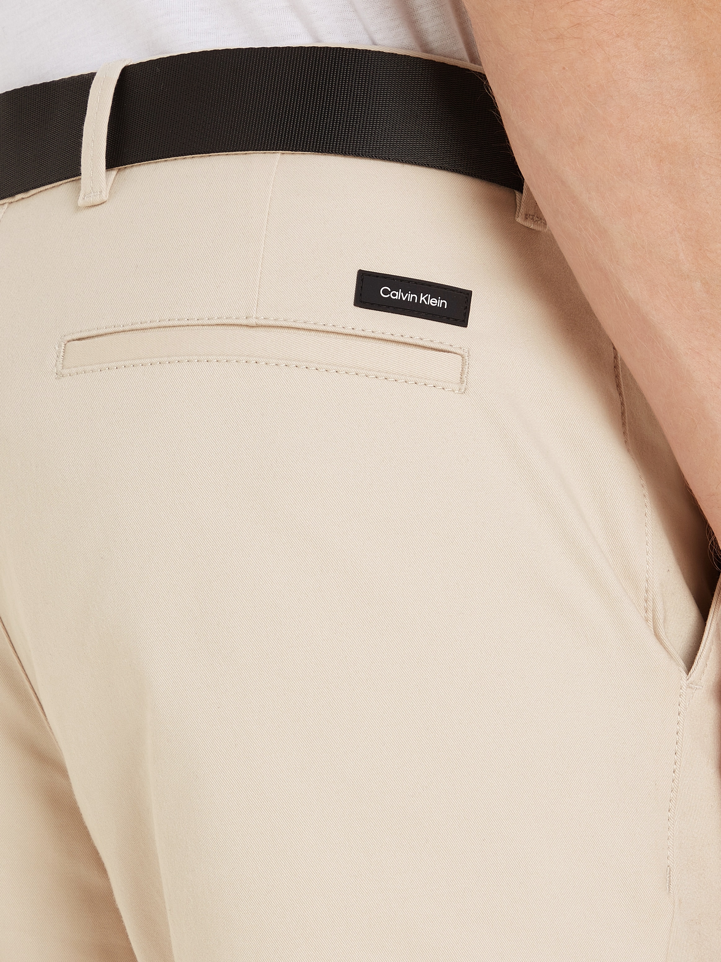 Calvin Klein Stoffhose, mit praktischem Gürtel