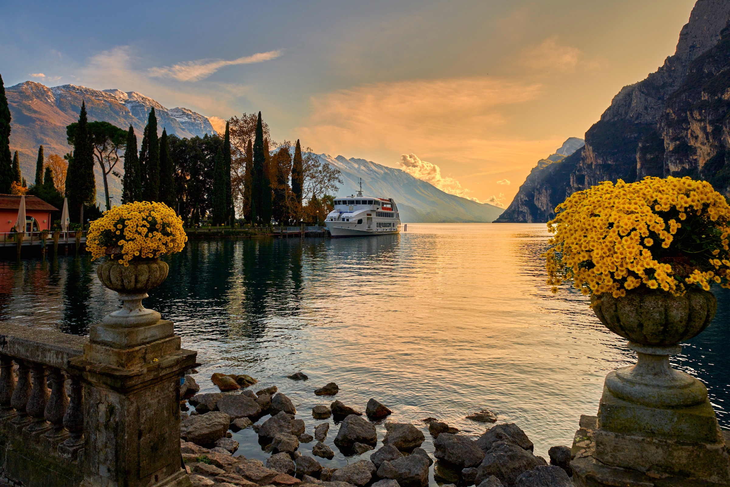 Papermoon Fototapete »ALPENSEE MIT PINIEN UND BERGEN« günstig online kaufen