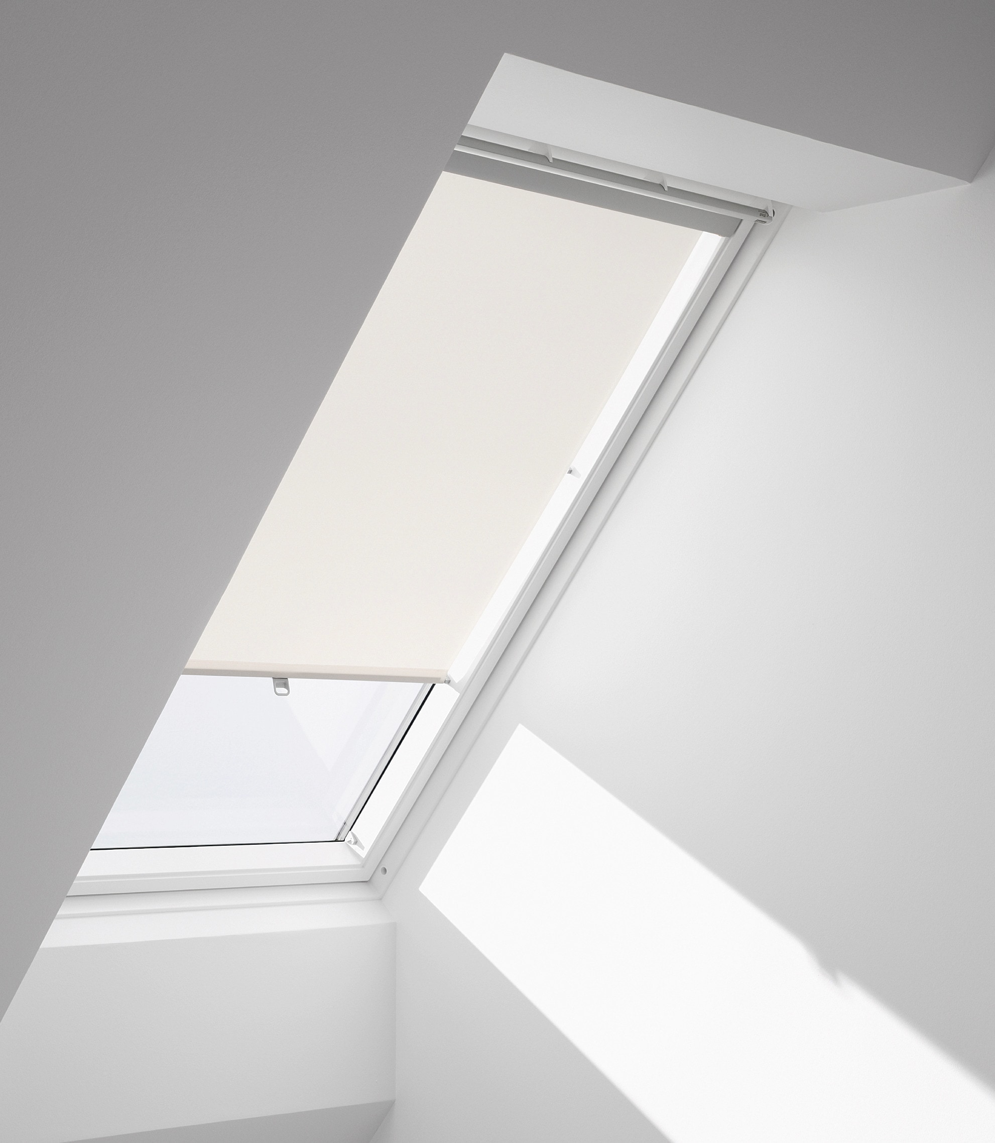 VELUX Dachfensterrollo »mit Haltekrallen RHL FK00/CK00/MK00/100/SK00 1028«, Lichtschutz, Sichtschutz, ohne Bohren, freihängend, Lichtregulierung und Privatsphäre