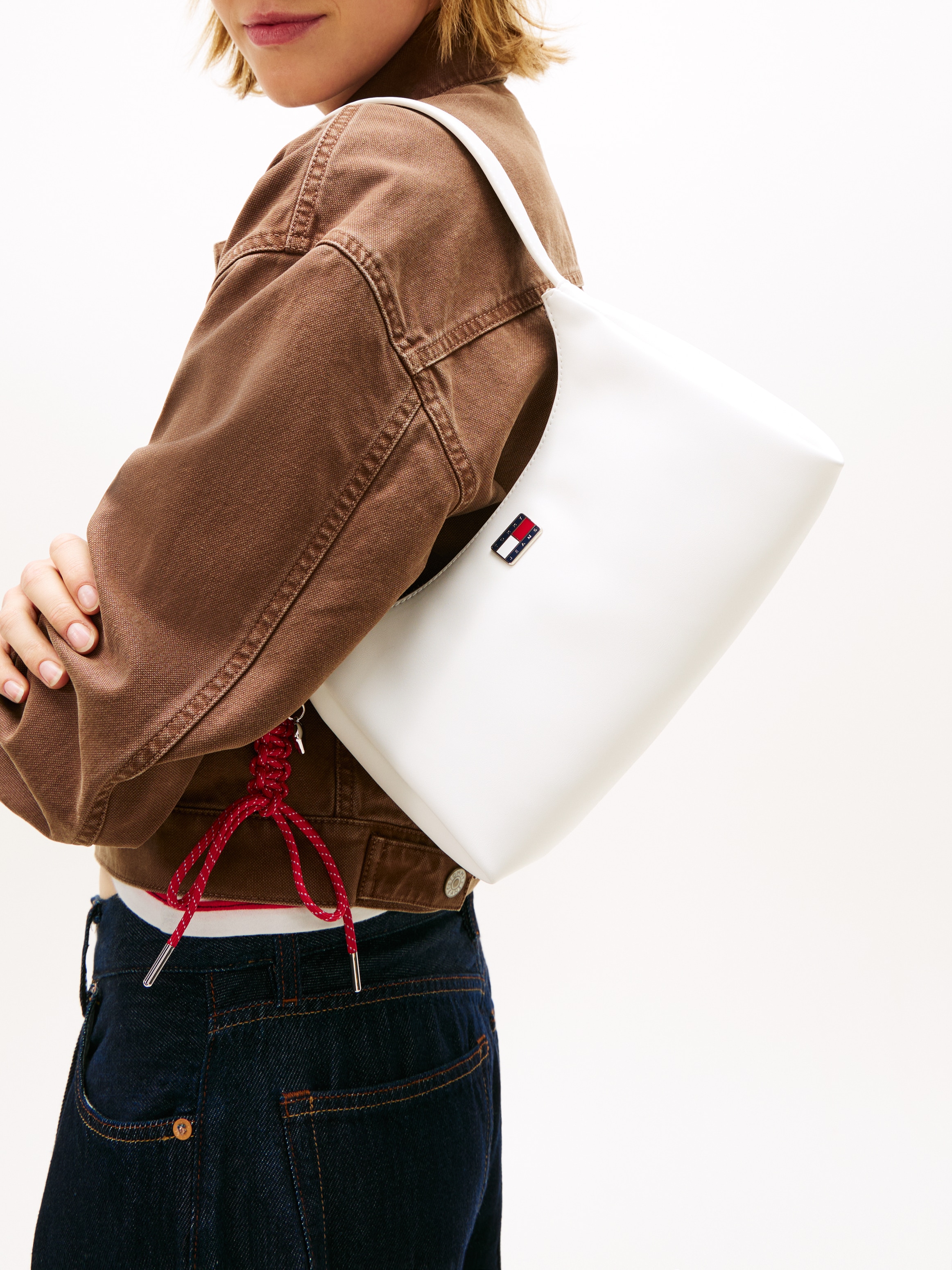 Tommy Jeans Schultertasche »TJW CITY CHARM SHOULDER BAG« Damen Schultertasche, Henkeltasche mit farbigem Schmuckelement