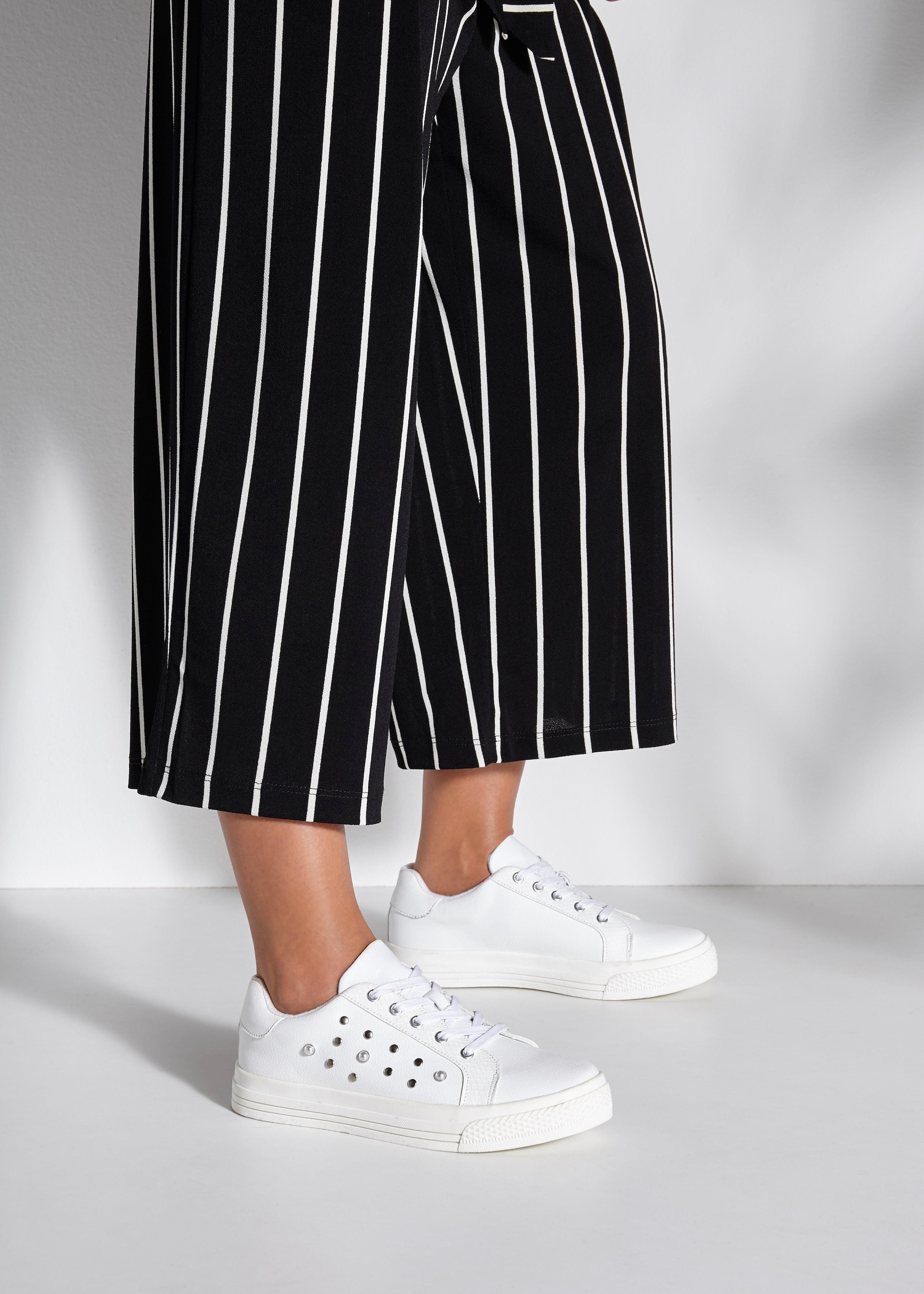 LASCANA Sneaker, mit Perlen, Schnürhalbschuh, Freizeitschuh