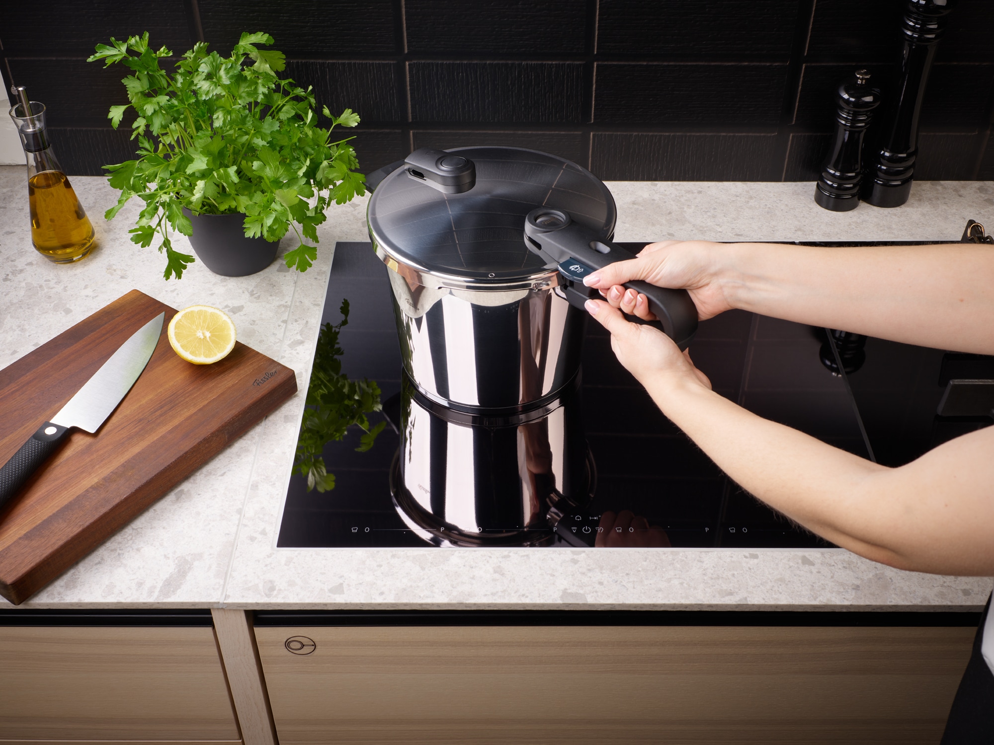 Fissler Schnellkochtopf »Vitaquick® Edition«, Edelstahl 18/10, (Set, 2 tlg., Schnellkochtopf 4,5 oder 6 Liter mit Deckel und Dünsteinsatz), Made in Germany, mit gelochtem Einsatz