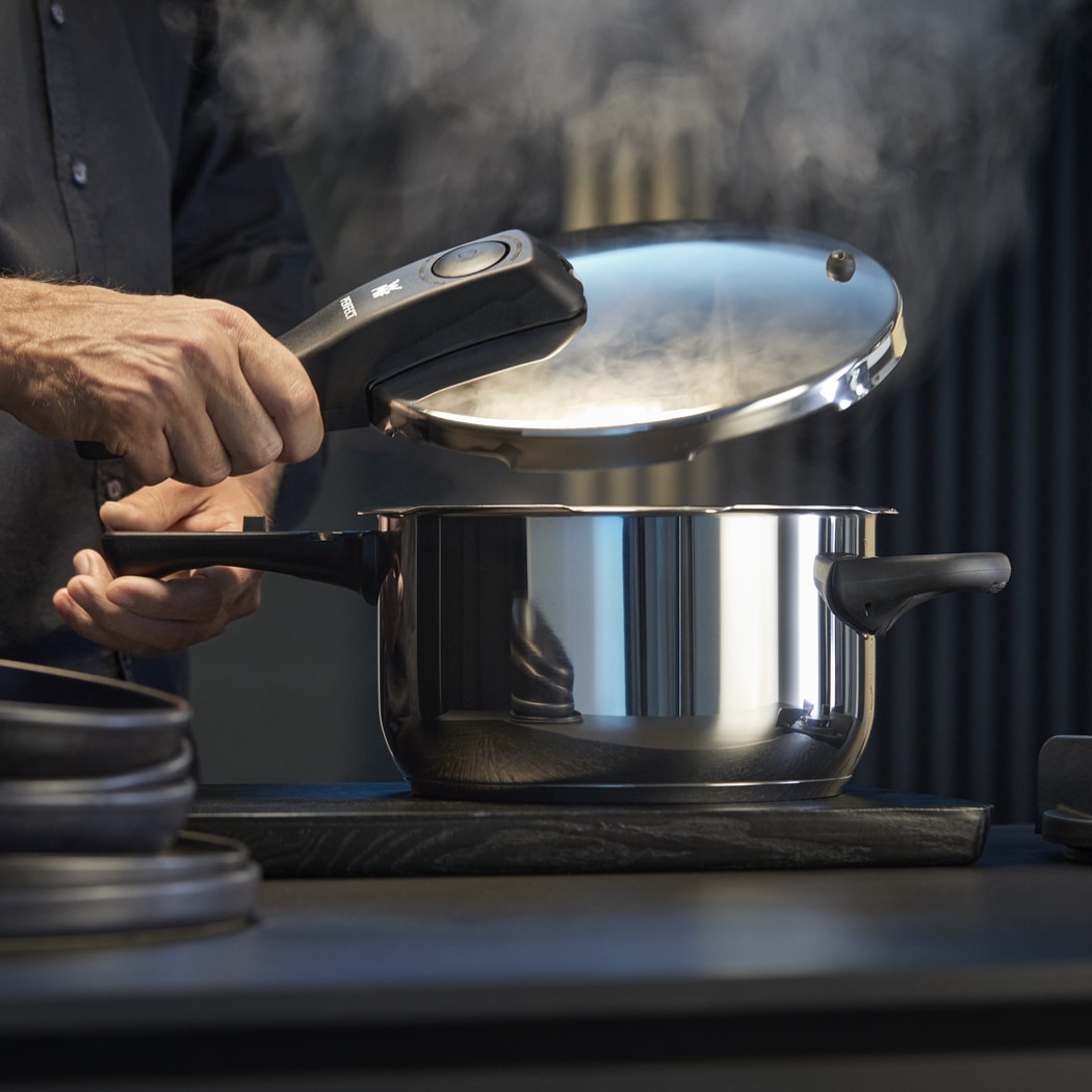 WMF Schnellkochtopf »Perfect One Pot, Dampfkochtopf 6,5l + 3l, großes Kochsignal, Induktion« 1 Druckkochtopf (V 6,5l, Ø 22cm), 1 Bratpfanne (V 3,0l, Ø 22cm),  Cromargan® Edelstahl Rostfrei 18/10