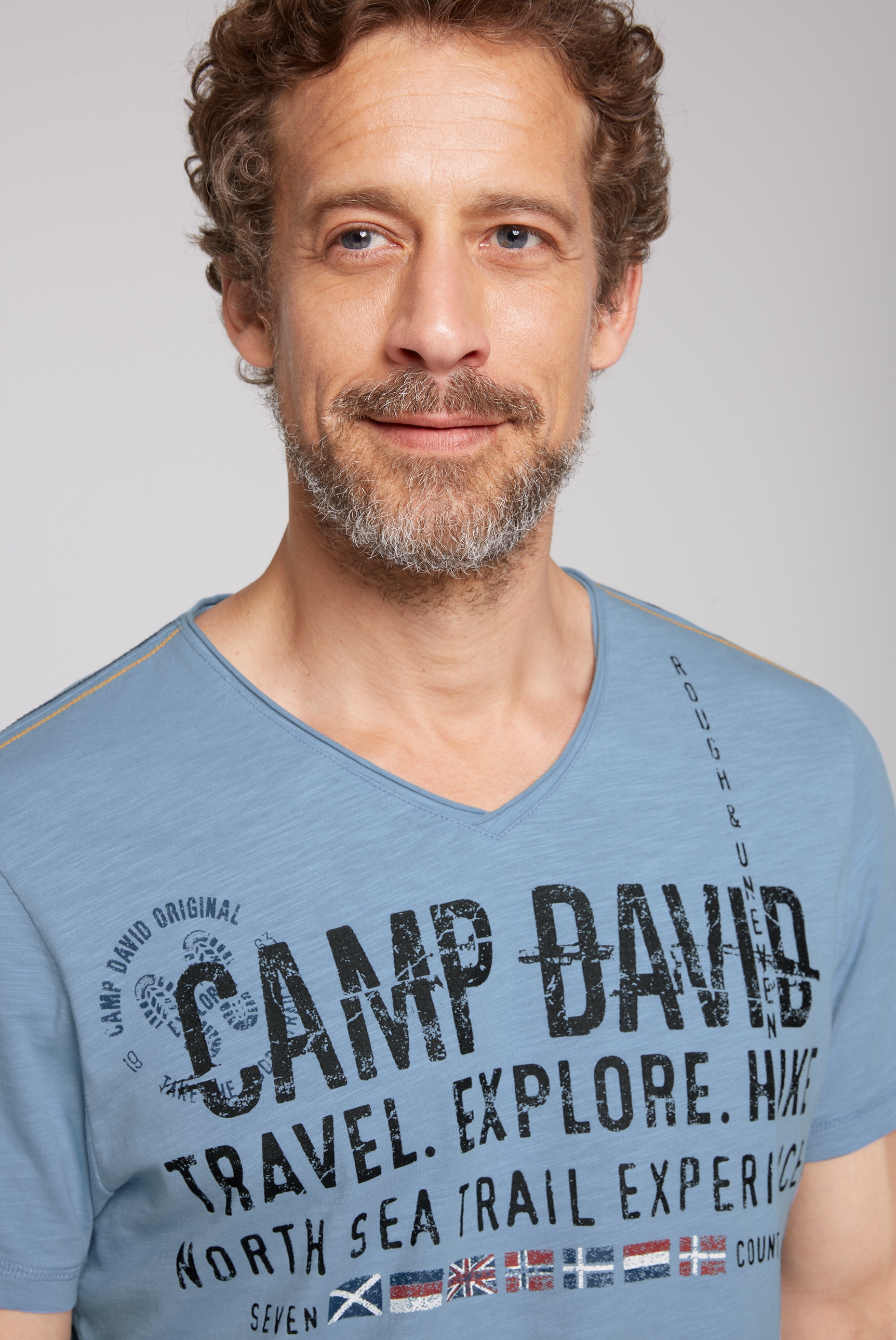 CAMP DAVID V-Shirt, mit offener Kante am Ausschnitt