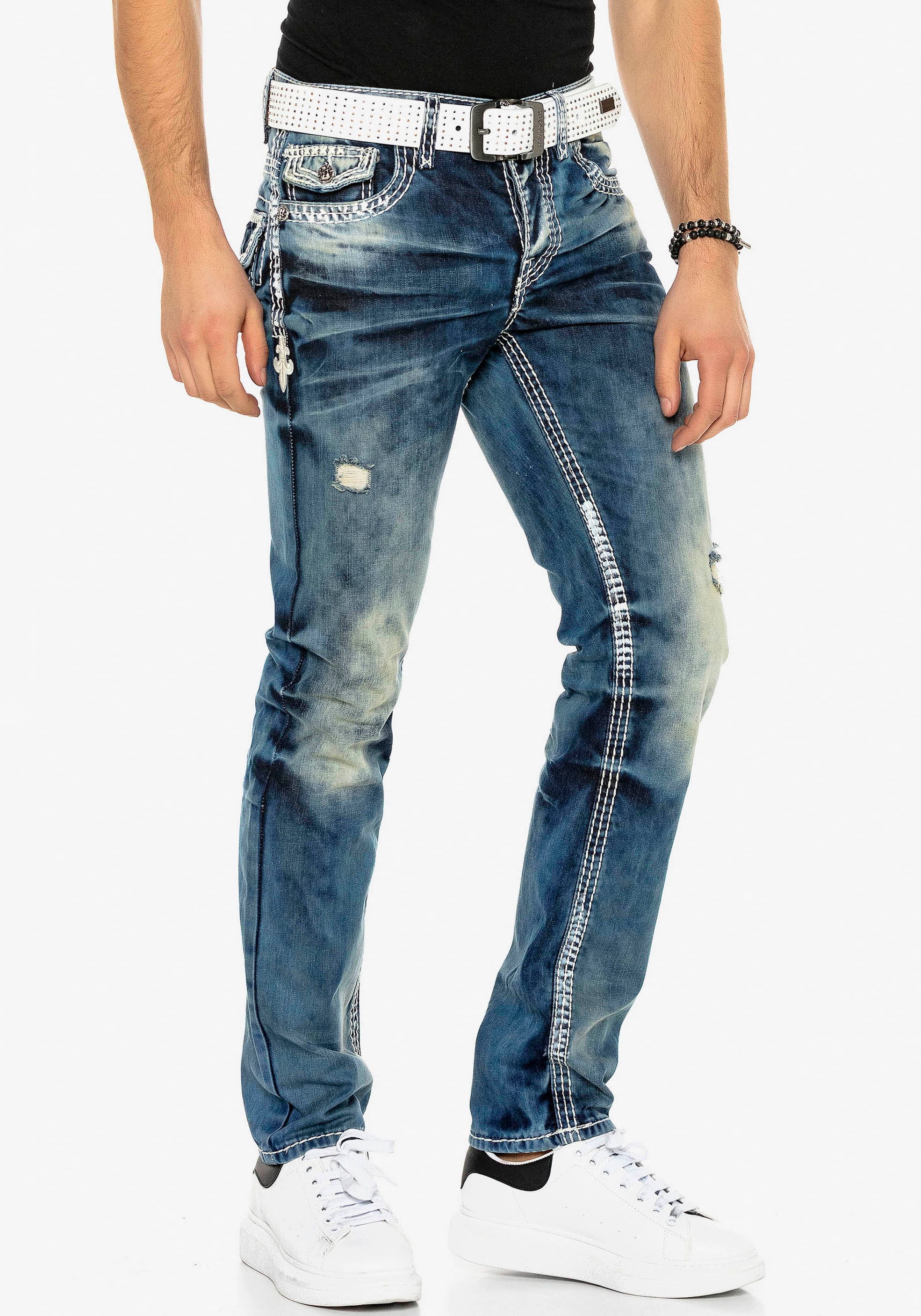 Cipo & Baxx Straight-Jeans, mit Destroyed Effekt und vielen Details