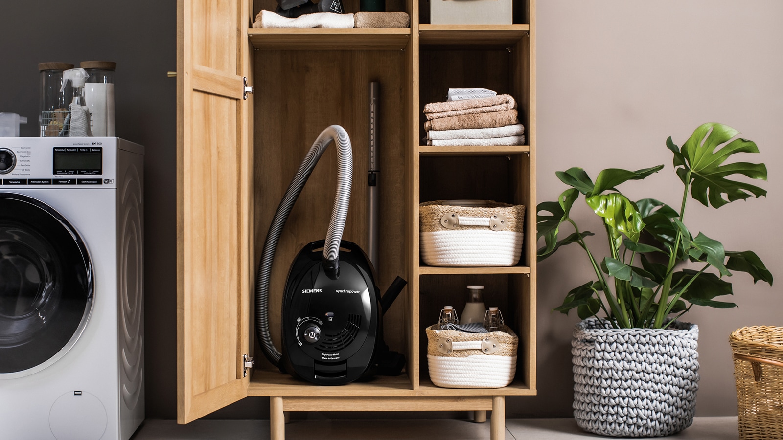 SIEMENS Bodenstaubsauger »synchropower VS06A212, Made in Germany, Hygiene-Filter, kompakt« 600 W mit Beutel hohe Saugkraft, spezielle Hartbodendüse, integriertes Zubehör, schwarz