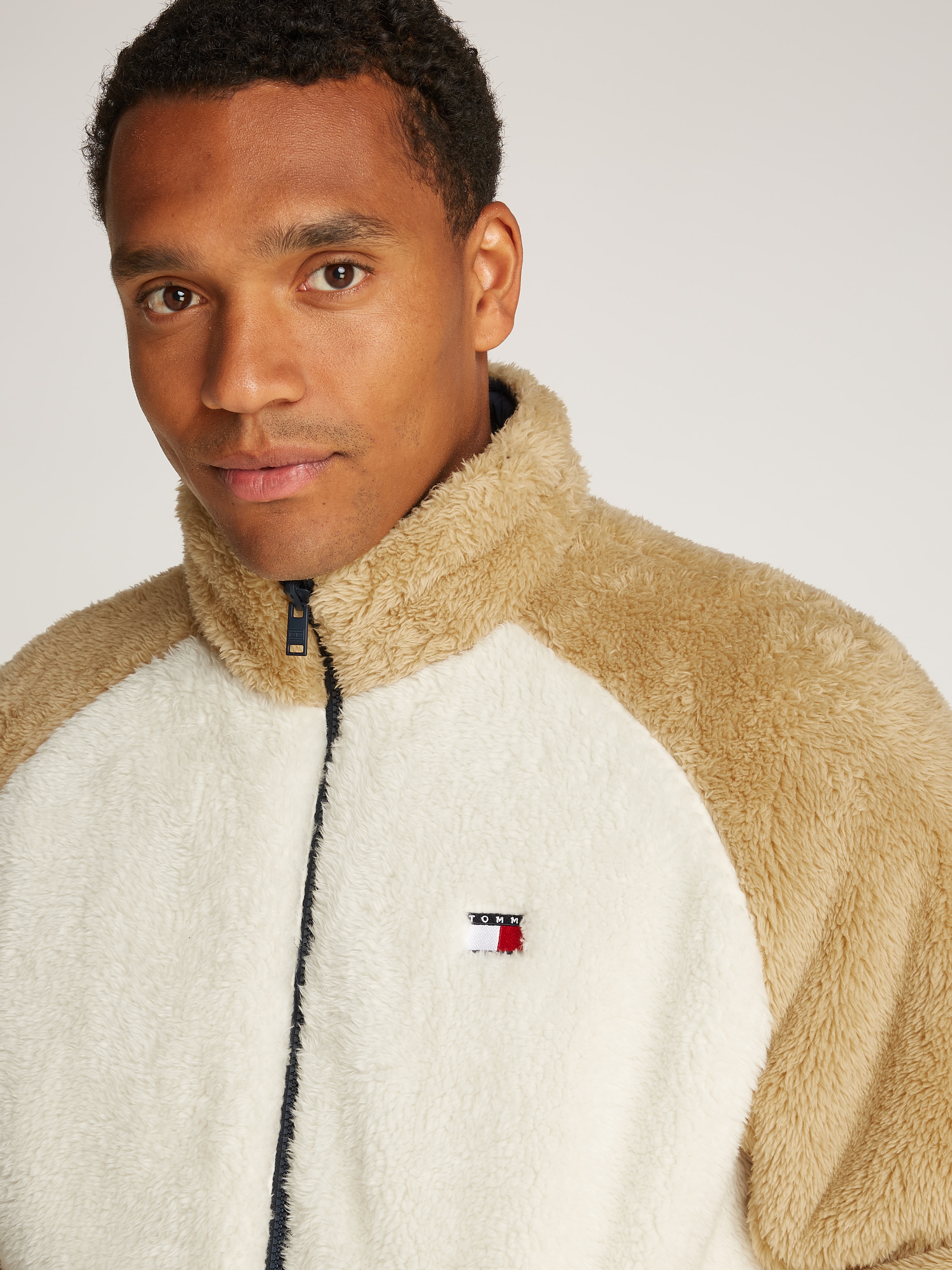 Tommy Jeans Bomberjacke »TJM FLUFFY REVERSIBLE JACKET EXT«, mit kontrastfarbenen Ärmeln