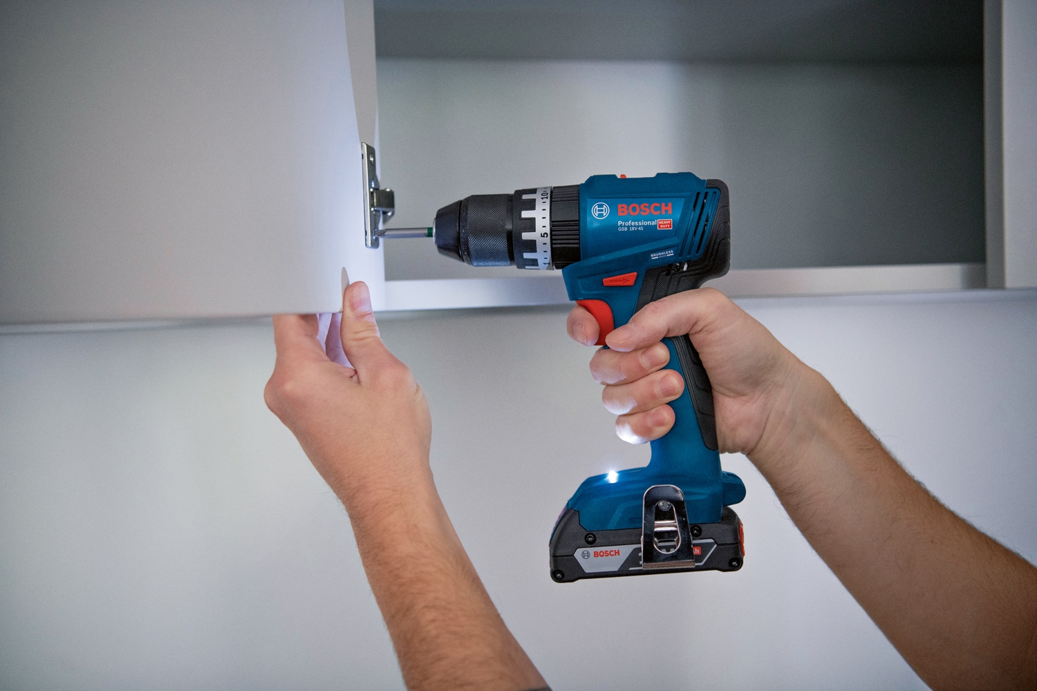 Bosch Professional Akku-Schlagbohrmaschine »»GSB 18V-45««, Inkl. 2x Akkus 3,0Ah und Schnellladegerät GAL 18V-40, in L-BOXX