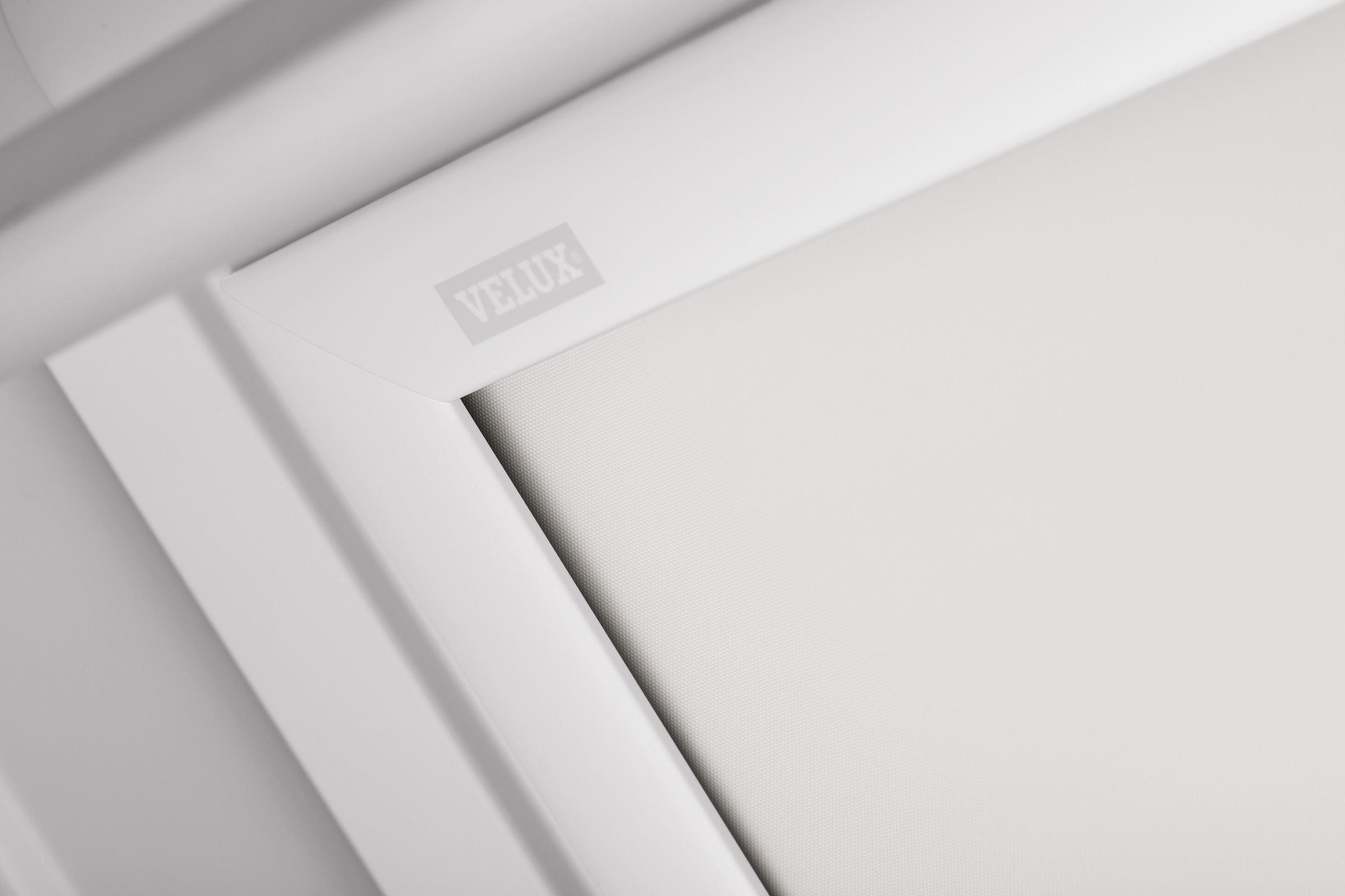 VELUX Verdunklungsrollo »DKL M06 1025SWL« verdunkelnd Verdunkelung ohne Bohren in Führungsschienen weiße Führungsschienen & Griffleiste