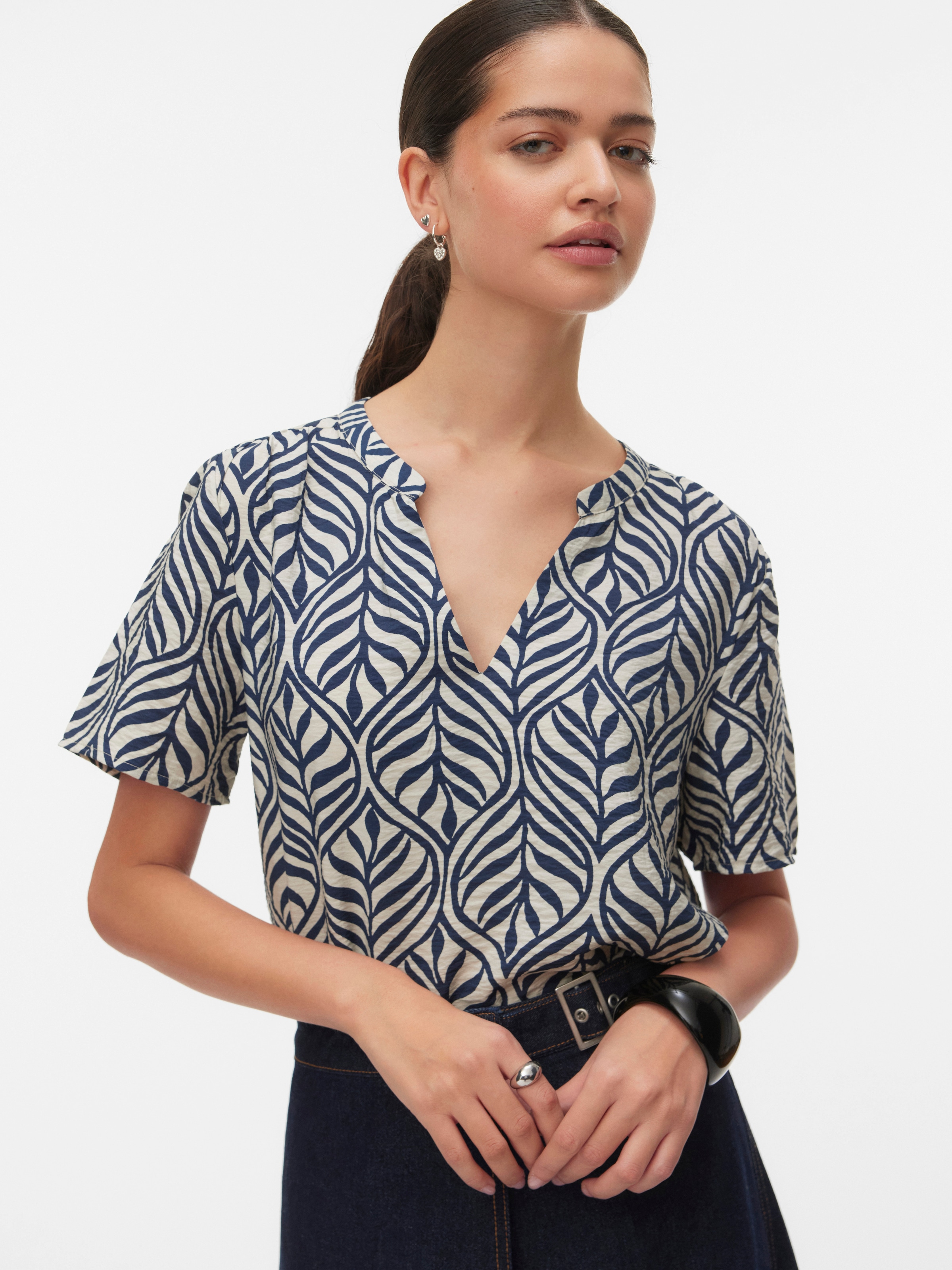 Vero Moda Shirtbluse »VMJOSIE SS V-NECK GATHERING TOP WVN GA« Viskosemischung, regular fit