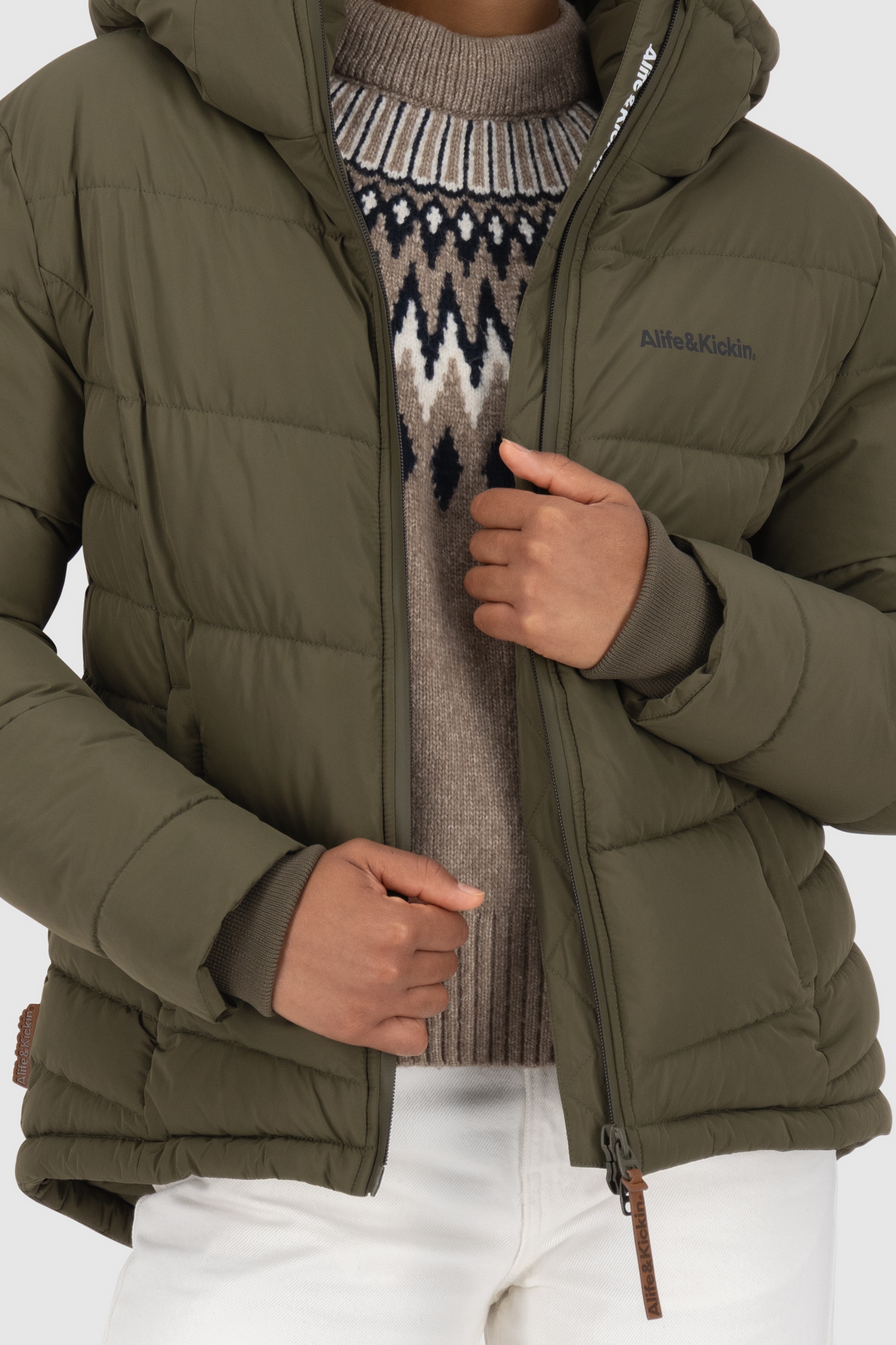 Alife & Kickin Winterjacke »Damen JuanaAK«, mit Kapuze, Kurze warme Jacke mit gefütterter Kapuze, in schmaler Passform