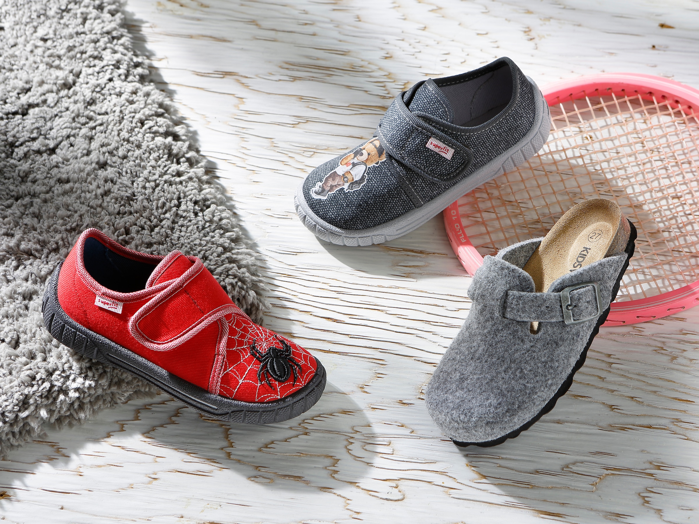 KIDSWORLD Hausschuh, Clog, Pantoffel, Homeslipper mit vorgeformtem Fußbett