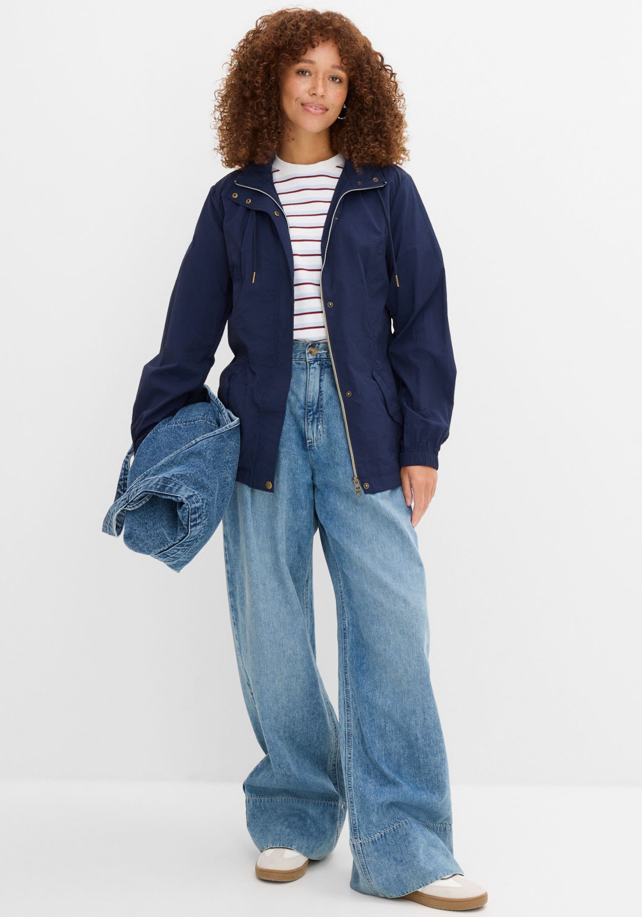 bonprix Allwetterjacke mit Kapuze sportlicher Stil, leichter Parka mit Kapuze, mit seitlichen Taschen