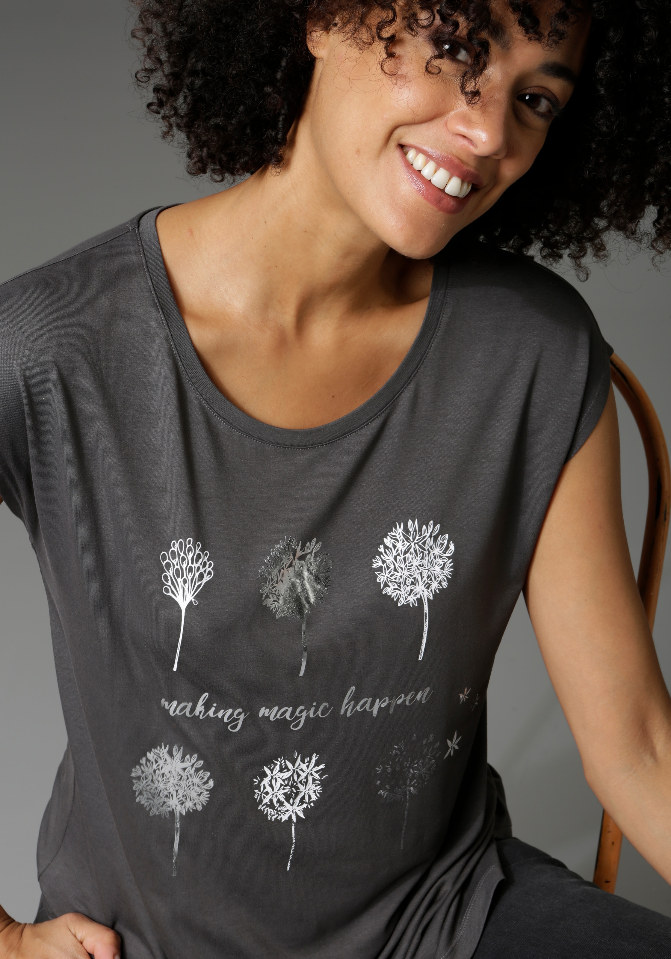 Aniston CASUAL T-Shirt, mit Frontdruck, glitzernder kaufen bequem Folienprint teilweise