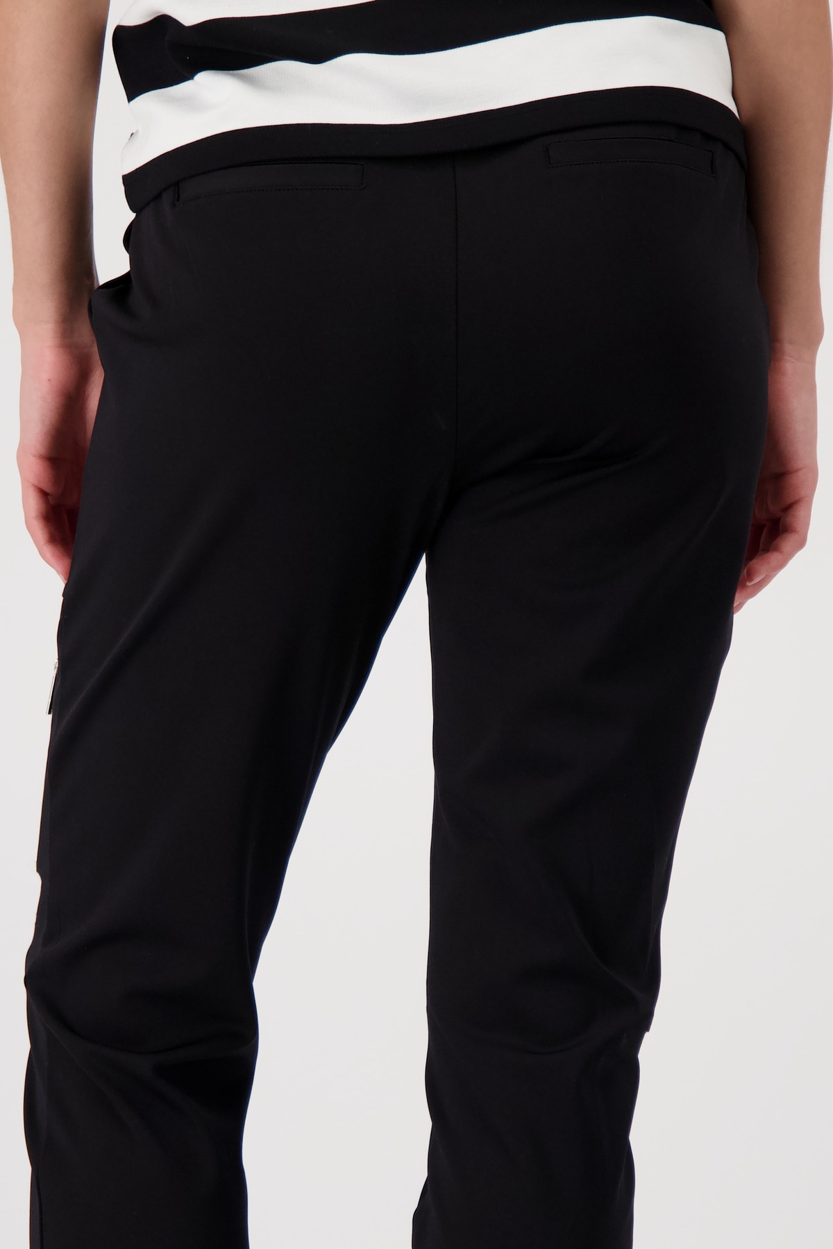 Monari Jogger Pants »Hose Jill Basic«  mit Reißverschlusstasche
