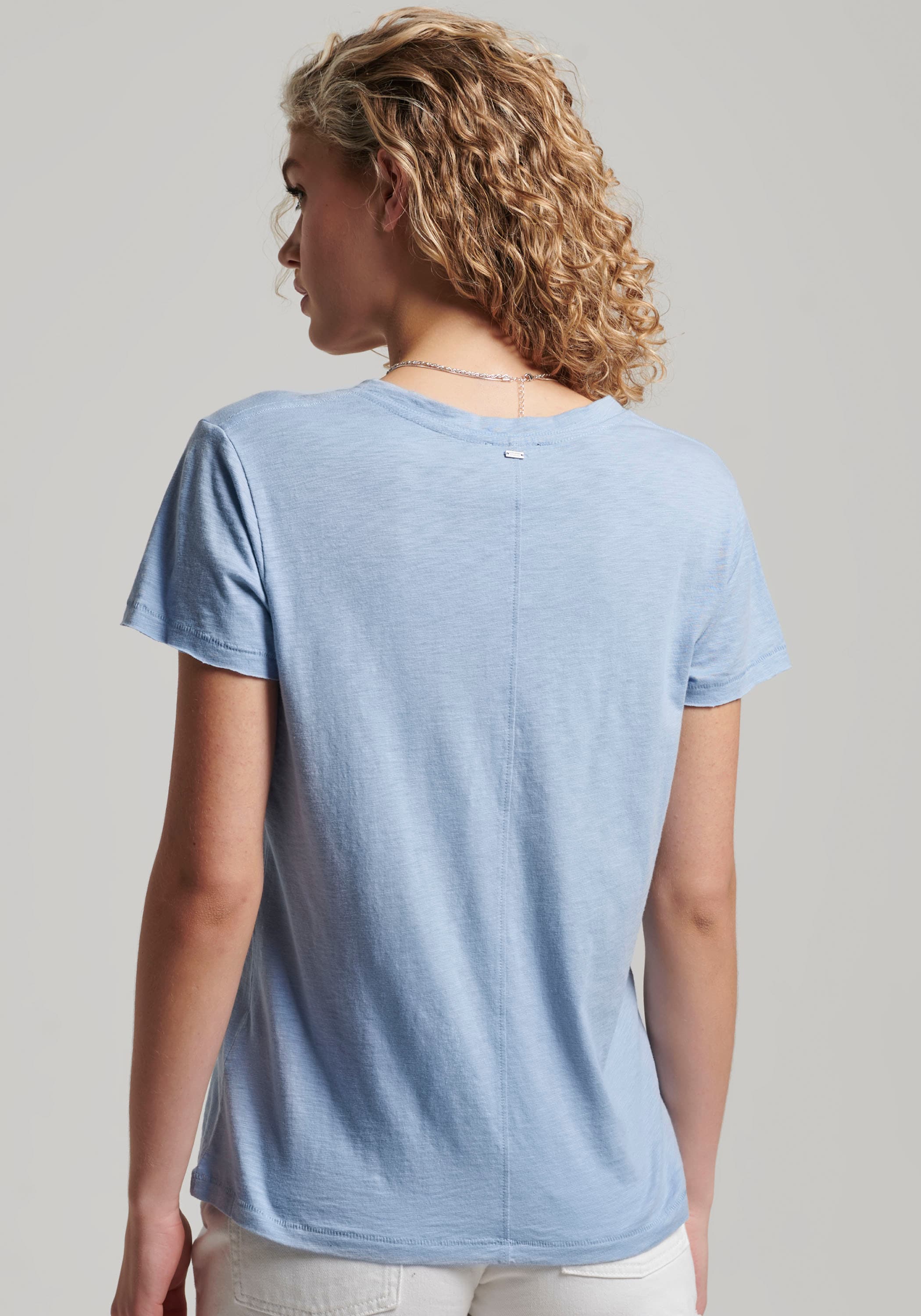 Superdry V-Shirt »STUDIOS SLUB EMB VEE TEE«, strukturiertes T-Shirt mit V-Ausschnitt und Stickerei