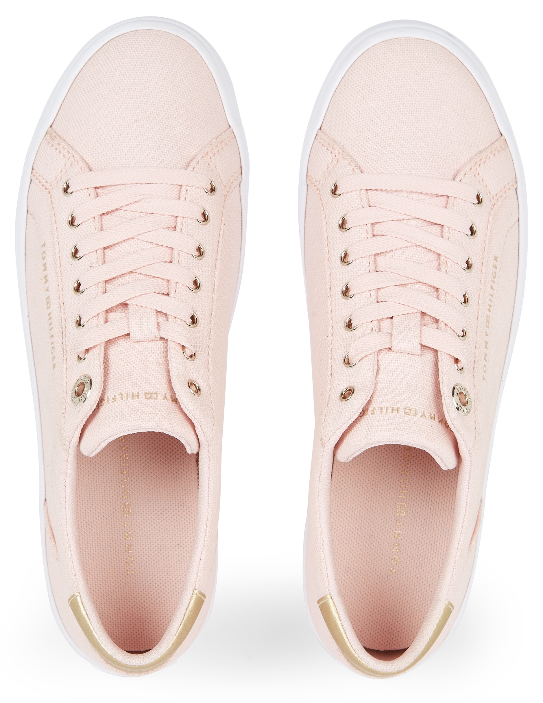 Tommy Hilfiger Plateausneaker »ESSENTIAL VULC CANVAS SNEAKER«, Kontrastbesatz in Metallicoptik, Freizeitschuh, Halbschuh, Schnürschuh