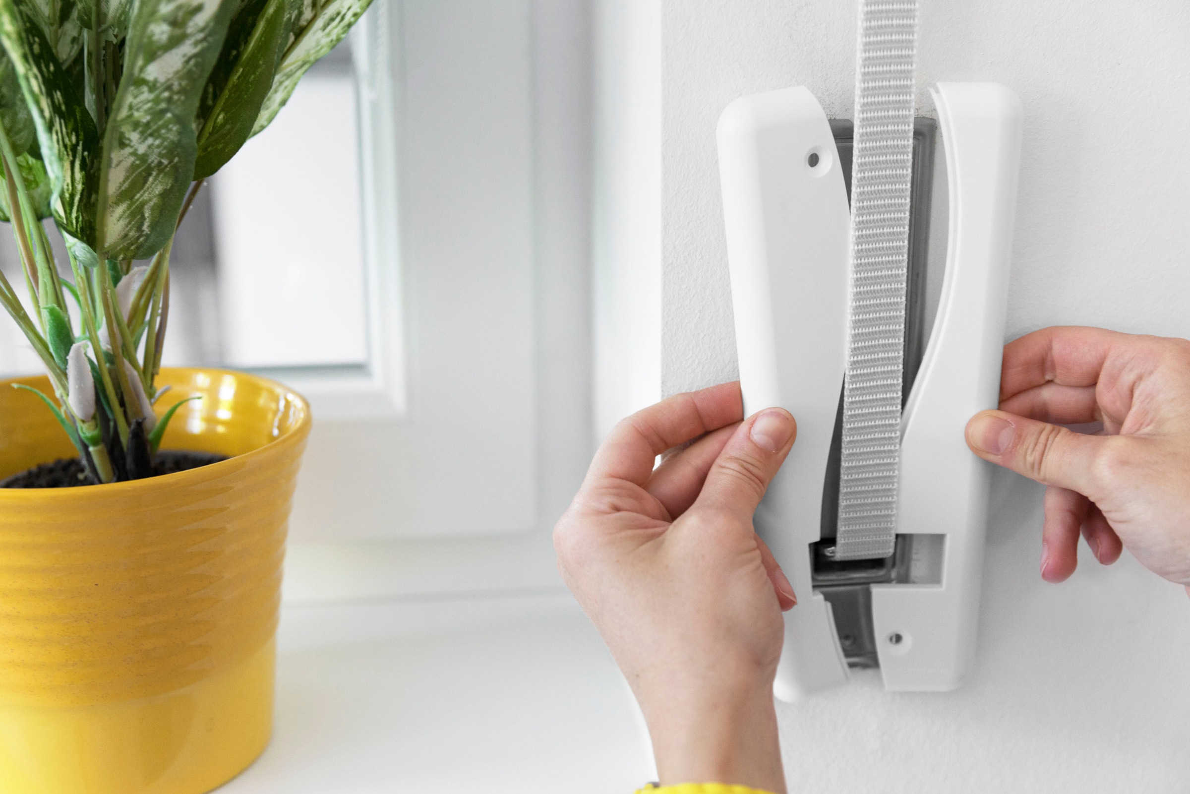 SCHELLENBERG Gurtwickler-Abdeckplatte »Duo Maxi, 10,5 cm Lochabstand, langlebig aus Kunststoff« Set, 1 Stk. tlg. Rollladen Abdeckblenden für Gurtwickler und Einlasswickler