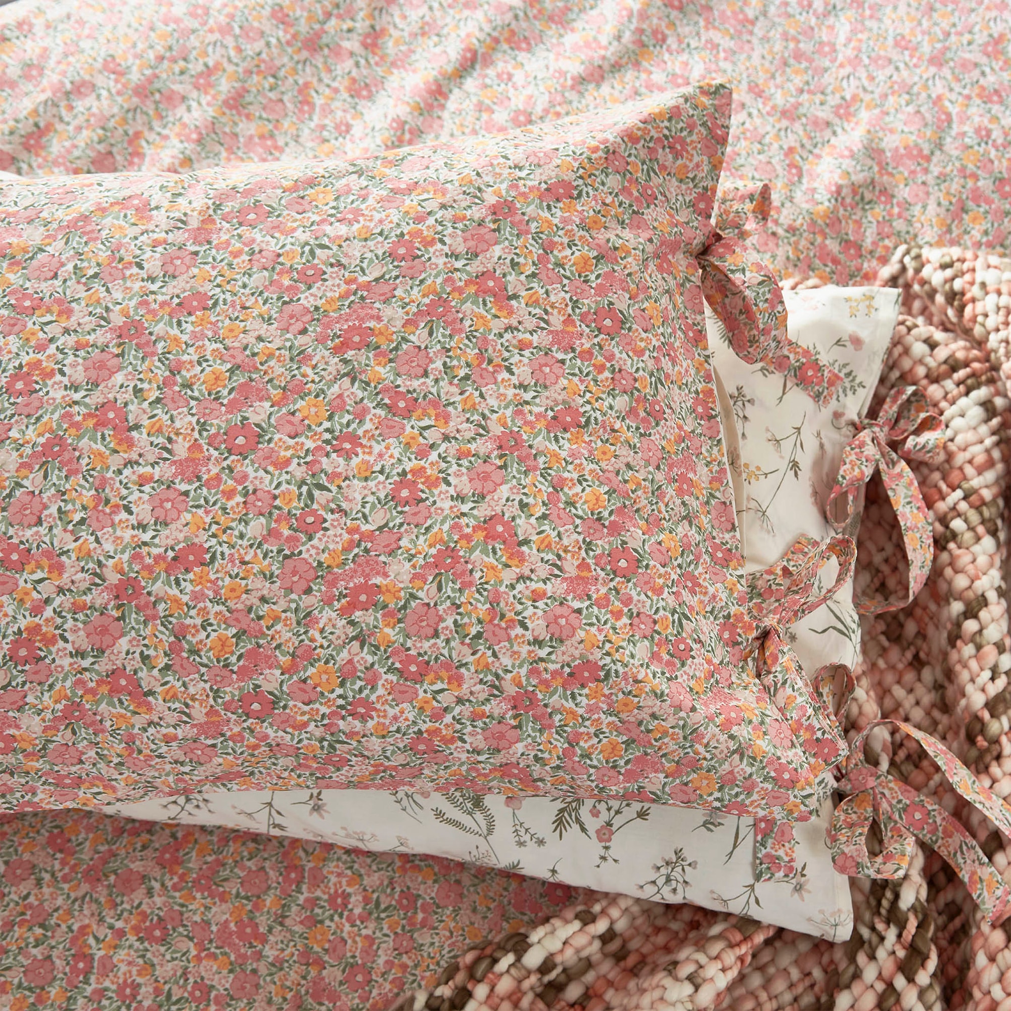 LAURA ASHLEY Wendebettwäsche »Loveston, aus Baumwoll Satin,« 3 tlg. tlg. mit floralem Muster, 3teilig, inkl 2 Kissenbezüge