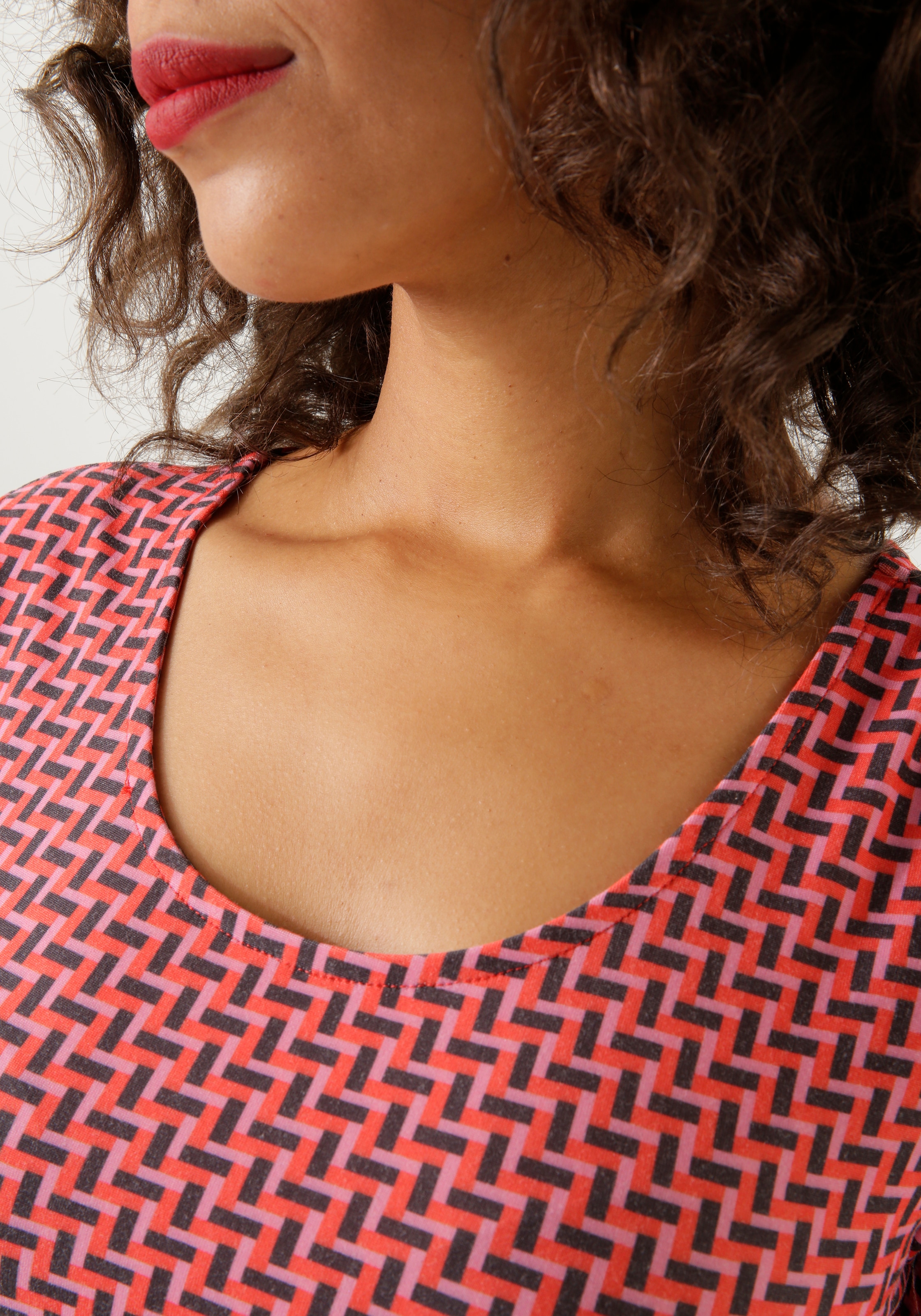 Aniston CASUAL Jerseykleid, mit trendfarbenem, graphischen Druck - NEUE KOLLEKTION