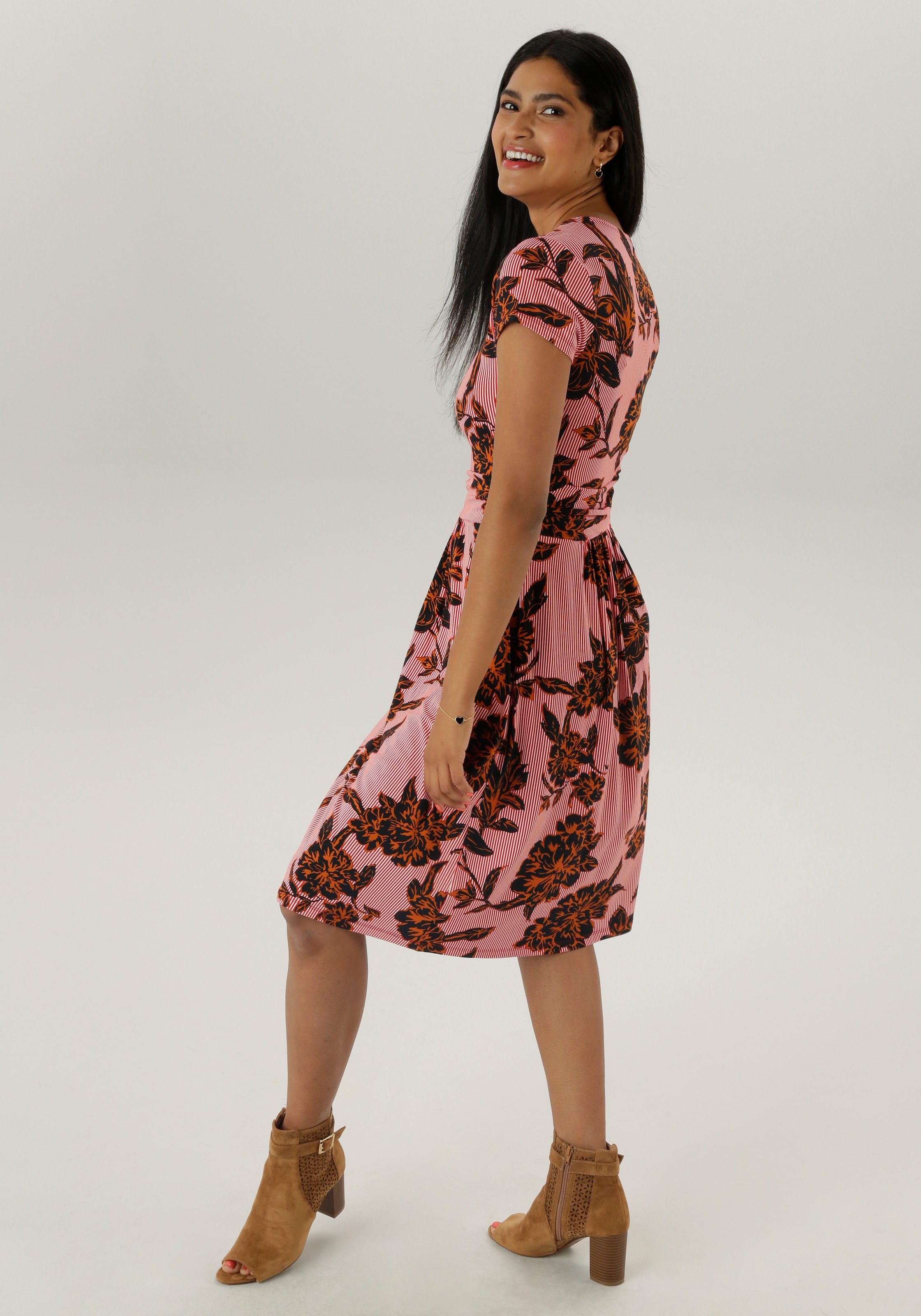 Aniston SELECTED Sommerkleid, mit abstrakter Blüten- und Blättermusterung