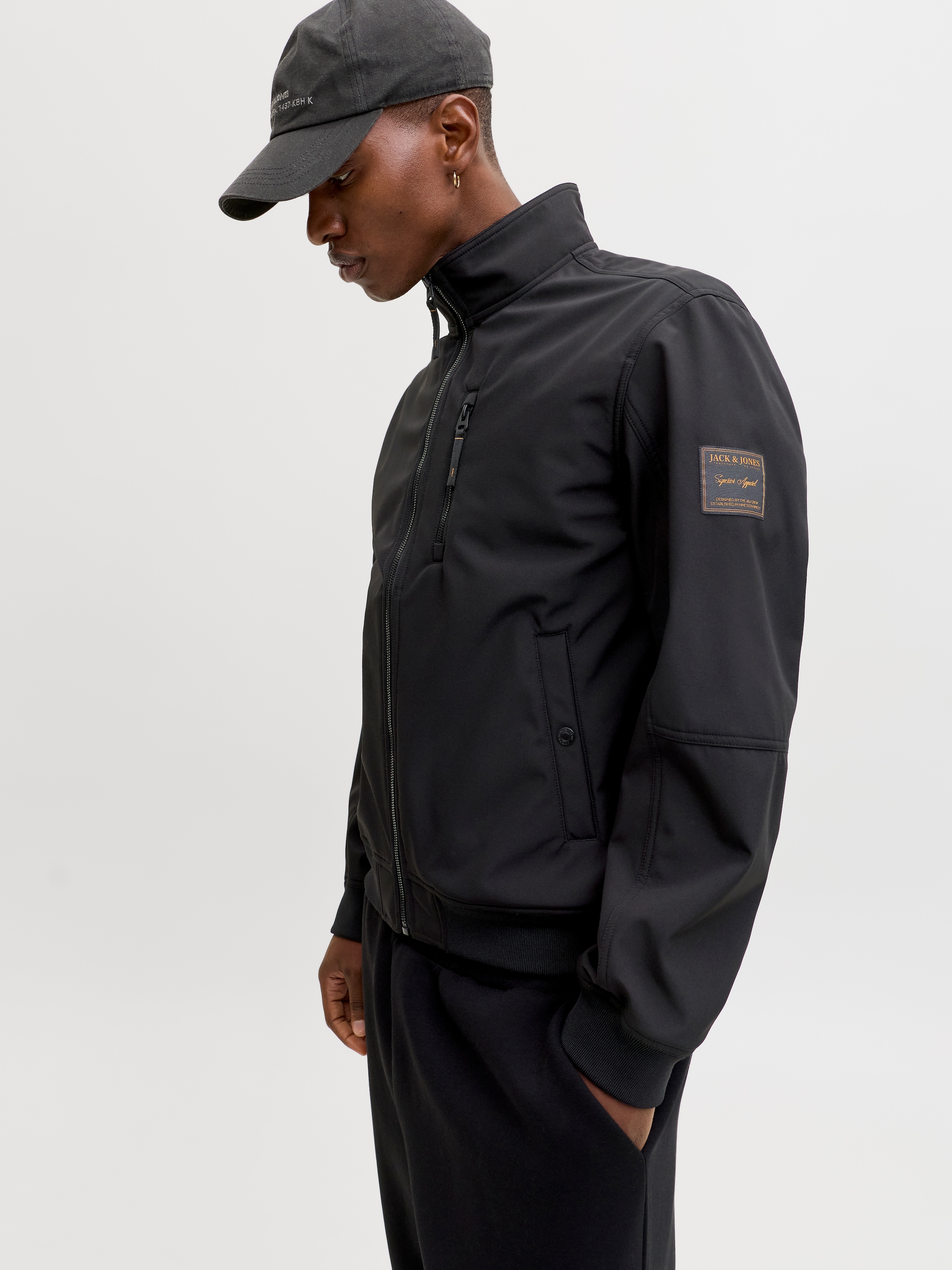 Jack & Jones Softshelljacke »JJEPARKER SOFTSHELL BOMBER SN« Softshelljacke, aus Polyester, modischer Fit, mit Brust-Reißverschluss