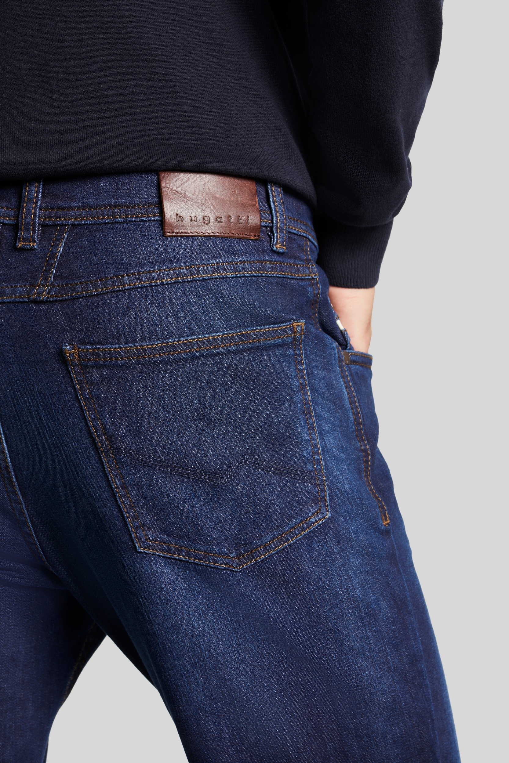 bugatti 5-Pocket-Jeans, mit einem leichten Used-Look