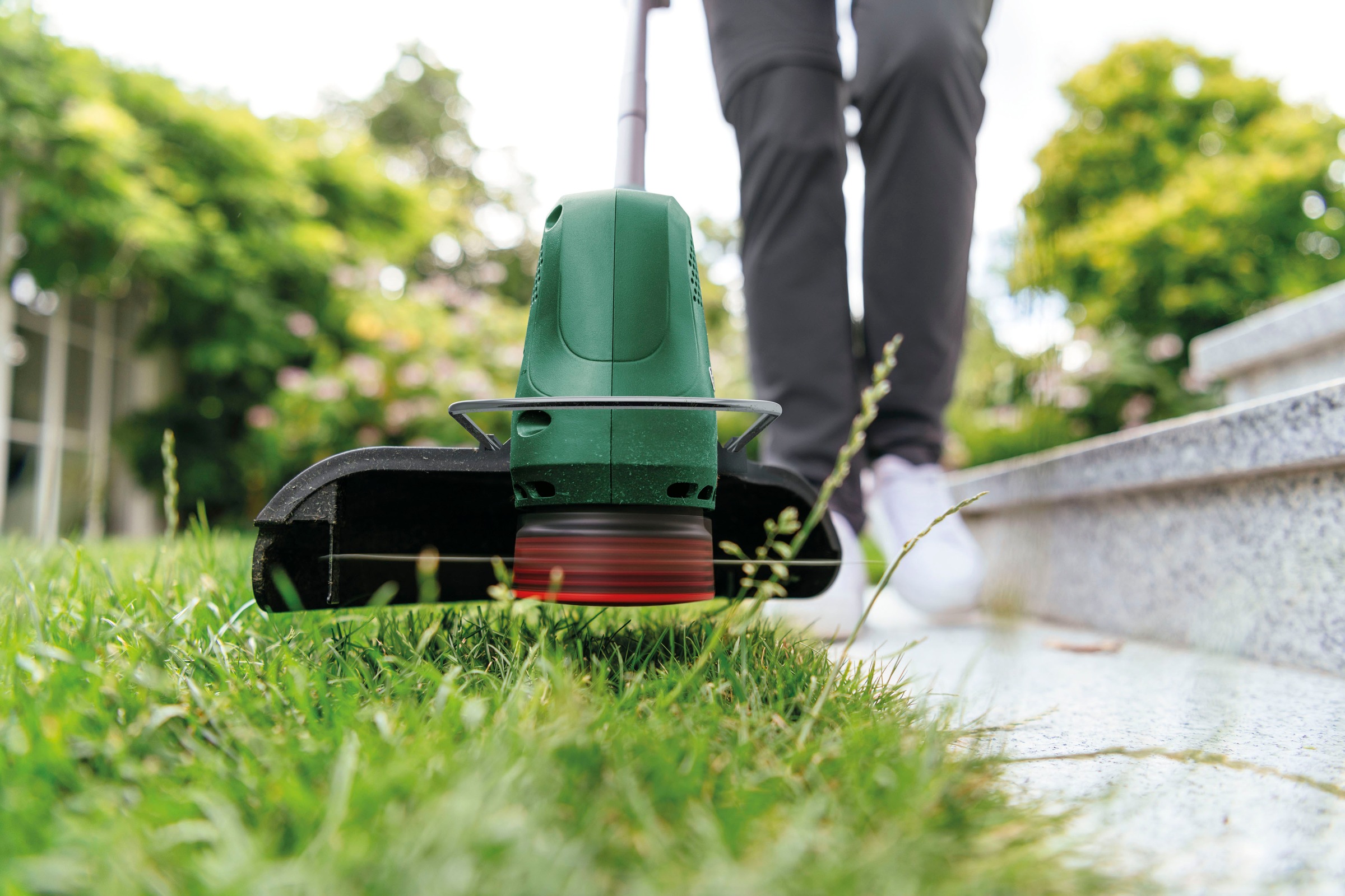 Bosch Home & Garden Akkurasenmäher »Pflegeset EasyMower & EasyGrassCut«, Set mit Akkurasentrimmer, Akku 18V/4,0Ah und Ladegerät