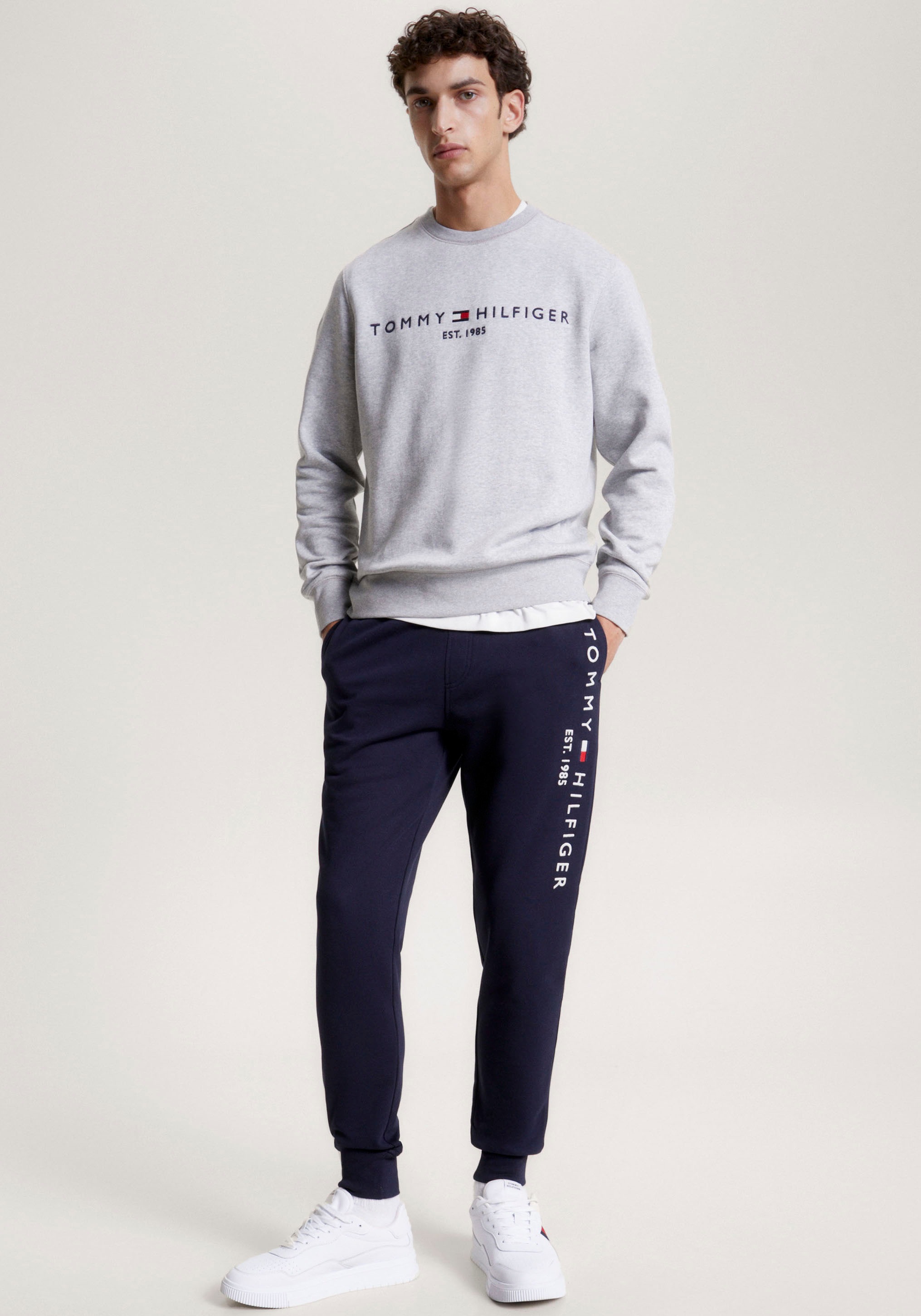 Tommy Hilfiger Sweatshirt »TOMMY LOGO SWEATSHIRT mit Rundhals und Stickerei« unifarben, casual, regular fit, Baumwollmix, Rundhals