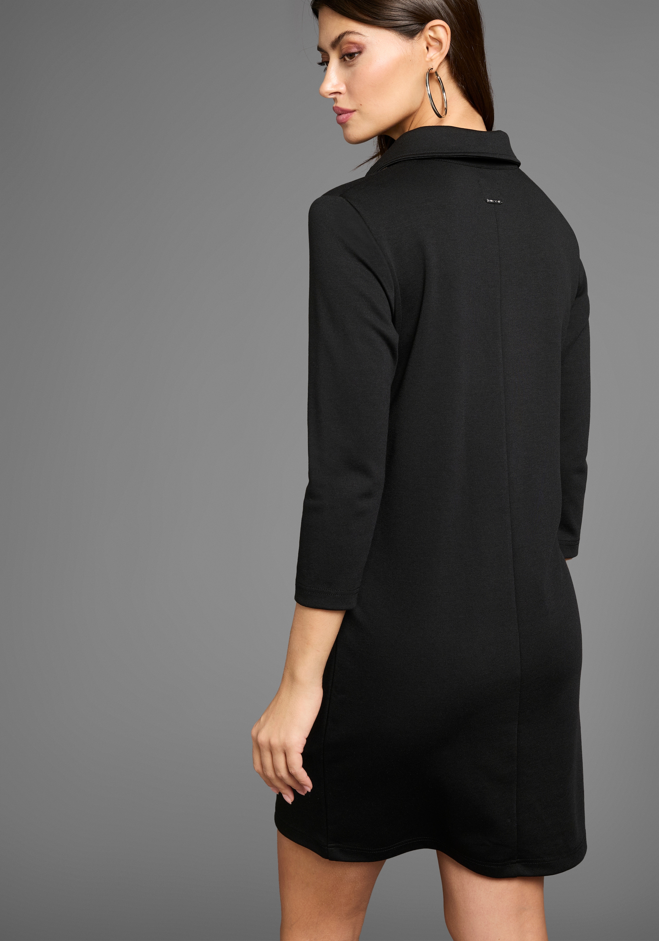 Laura Scott Polokleid, mit glänzendem Schriftzug