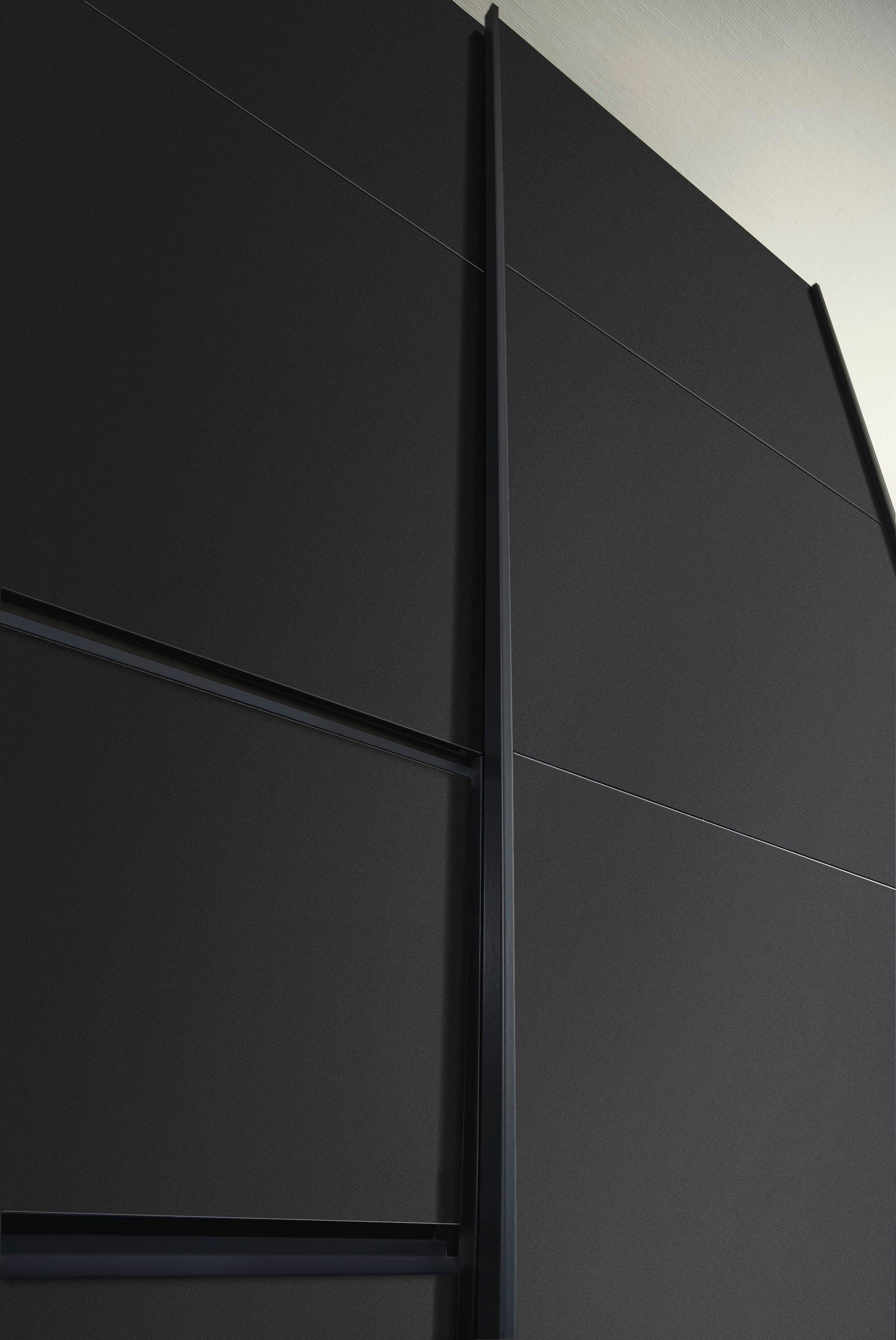 rauch Schwebetürenschrank »Kleiderschrank Schrank Garderobe Wäscheschrank SEVILLA«, (in 3 verschiedenen Ausstattungen BASIC/CLASSIC/PREMIUM), Metall-Griffleisten alufarben oder Graumetallic MADE IN GERMANY