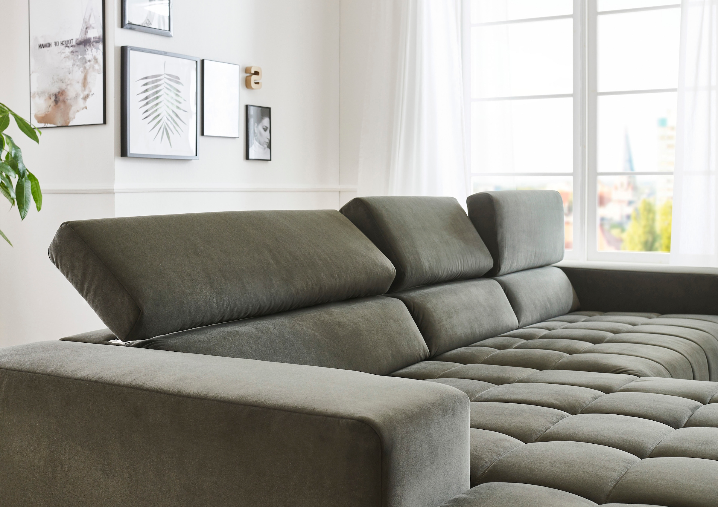 Die PlanBar Ecksofa »MP-IN15053 L-Form extra breiter Schenkel« mit Kopfteilverstellung, wahlweise mit manueller Vorziehbank