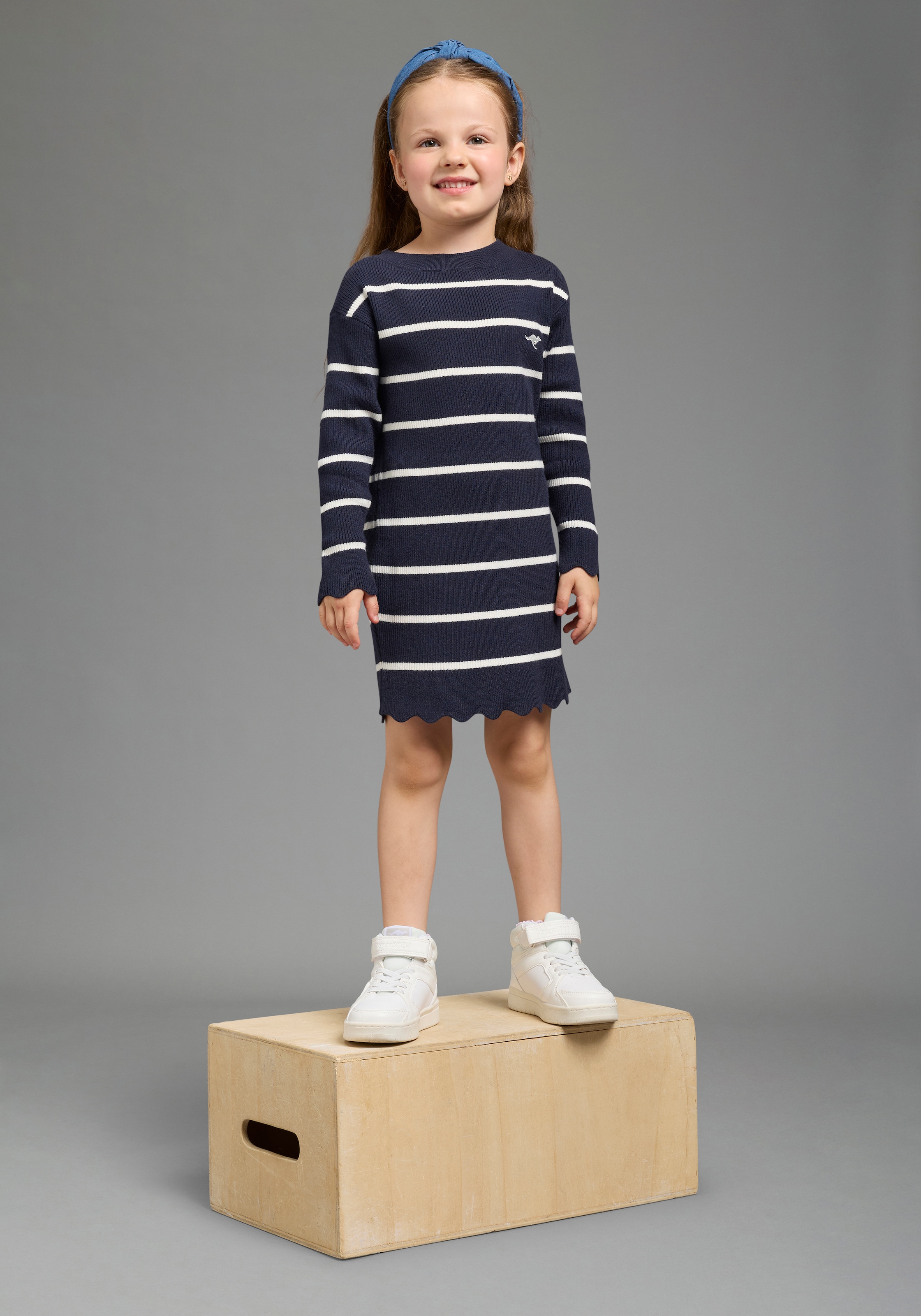 KangaROOS Strickkleid »Modisches KangaROOS Ringelkleid aus weichem Feinstrick« Trendiges gestricketes Kleid mit Logo-Stickerei, knielang, geringelt