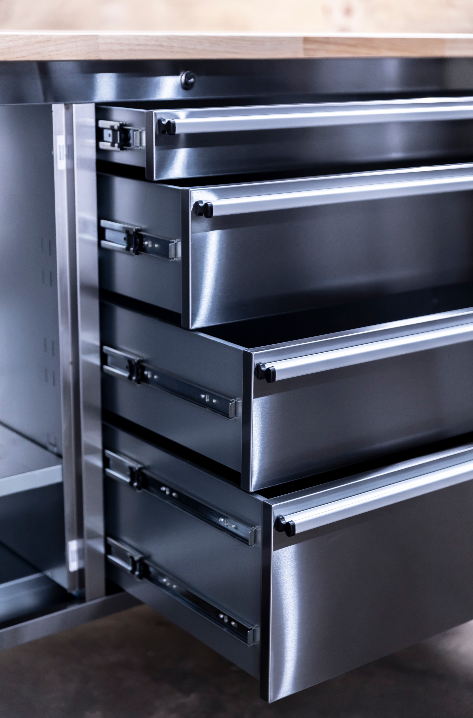 ONDIS24 Werkstattwagen »Werkzeugwagen aus Edelstahl mit 1 Tür 10 Schubladen« fahrbar, kugelgelagerten Schubladen, abschließbar, Massivholzplatte