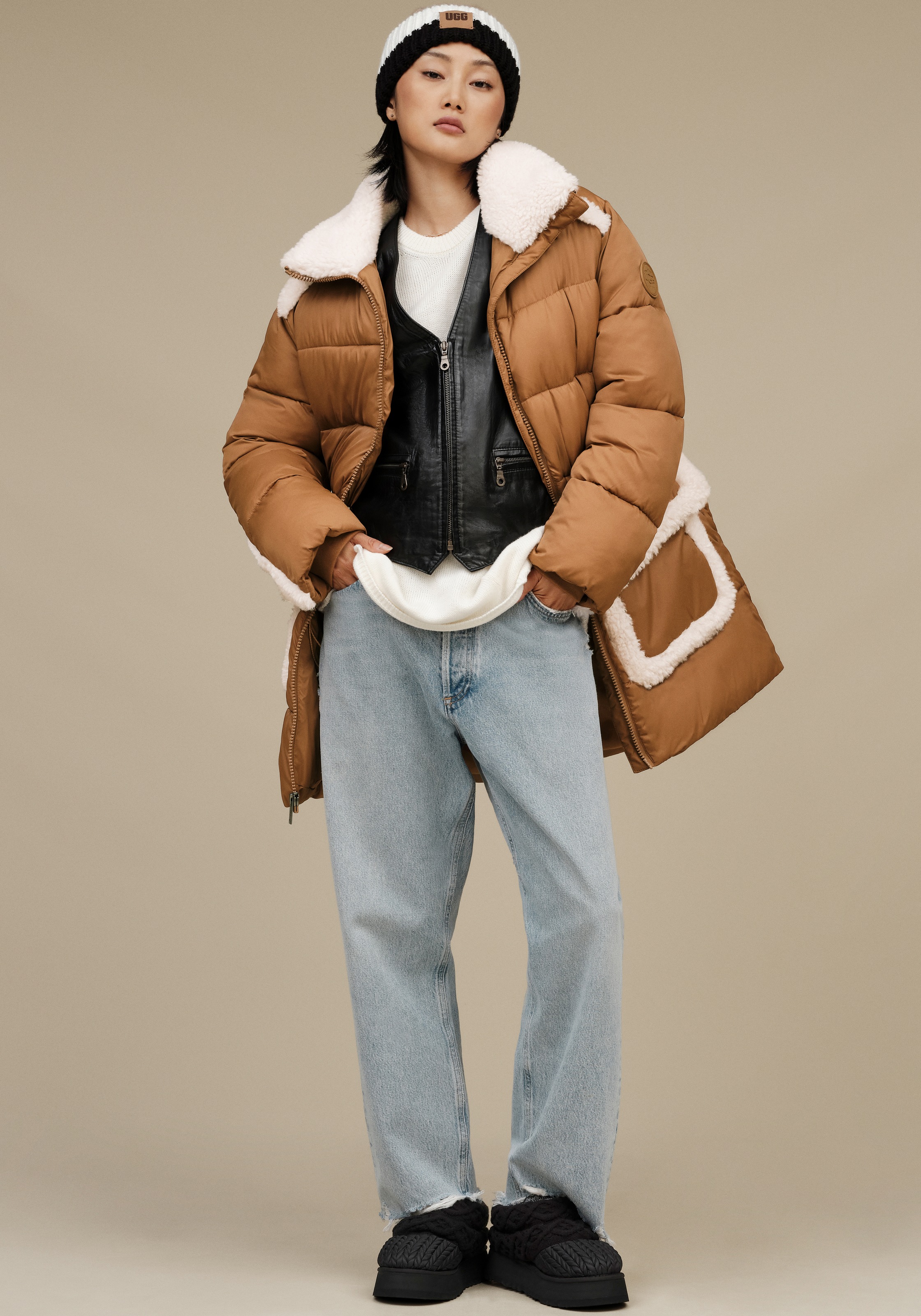 UGG Steppmantel »W AMAL PLUSHSEAM PUFFER COAT«, mit Plüschapplikationen