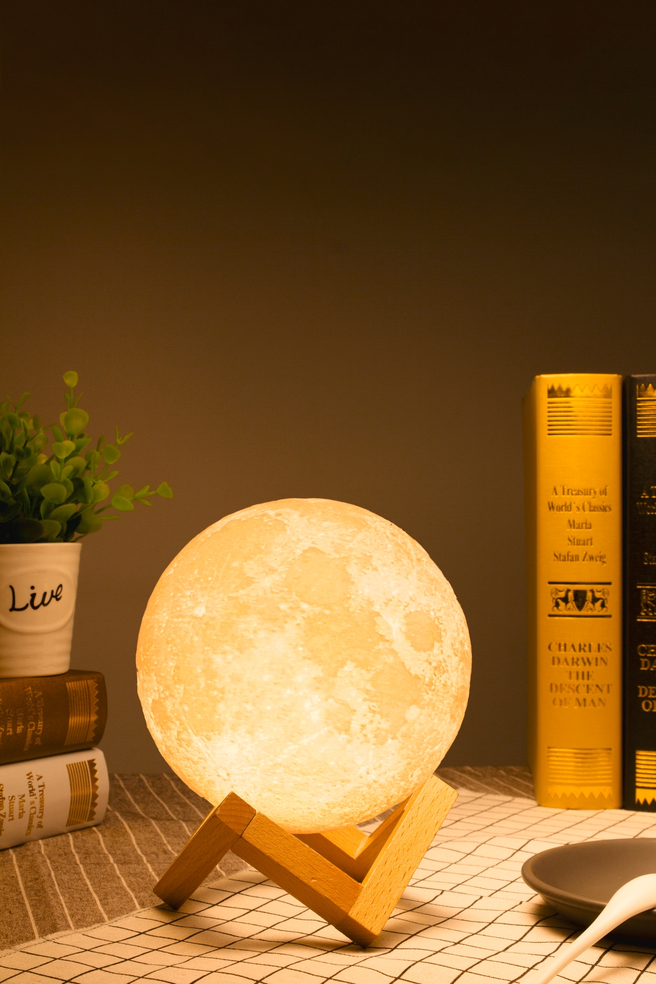 Denver Bluetooth-Lautsprecher »Bluetooth-Speaker LBS-150 im 3D-Monddesign und Licht«