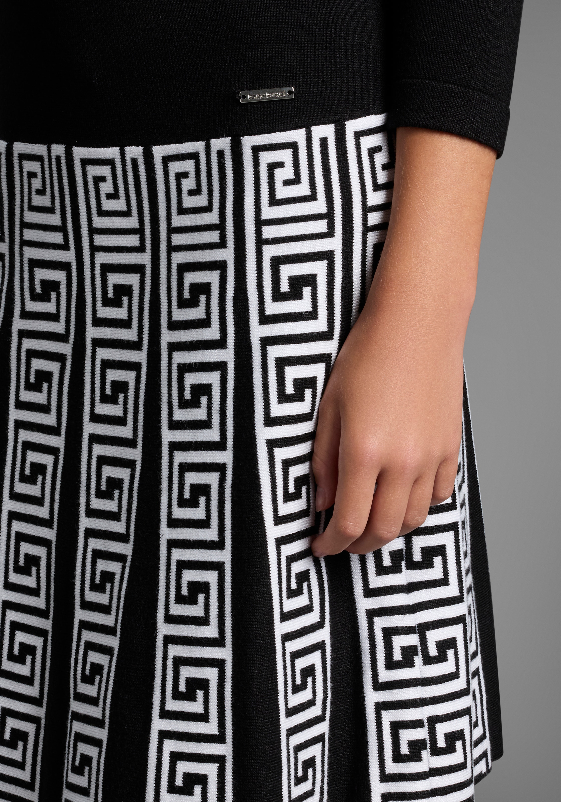 Bruno Banani Strickkleid »Strickkleid mit Faltenrock und Jacquardmuster«, NEUHEIT: BRUNO BANANI für TEENS! Trendiges Strickkleid