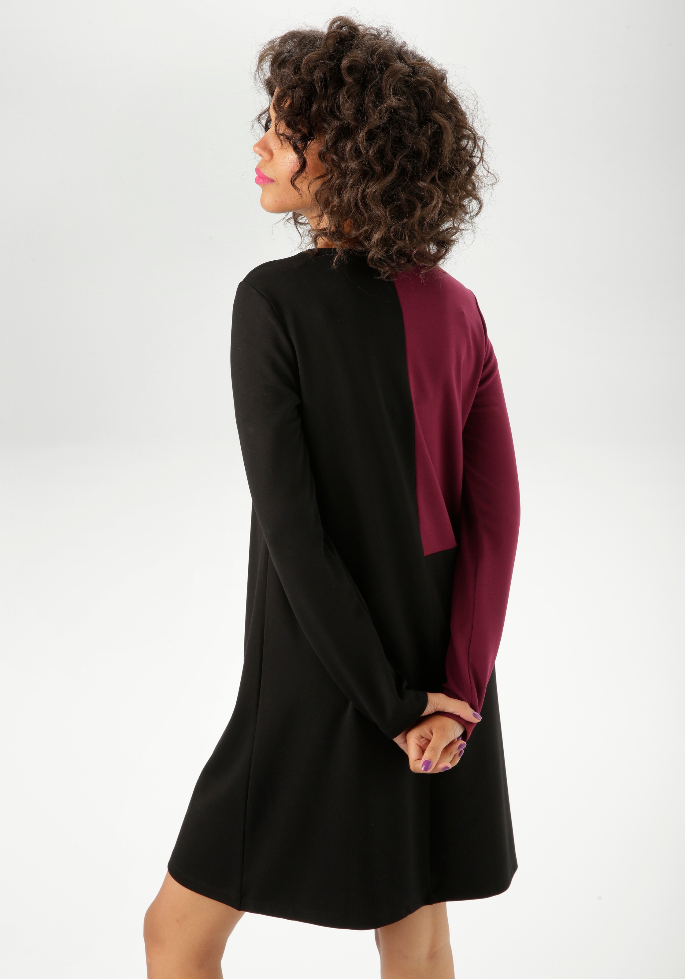 Aniston CASUAL Jerseykleid, mir raffiniertem Farbeinsatz