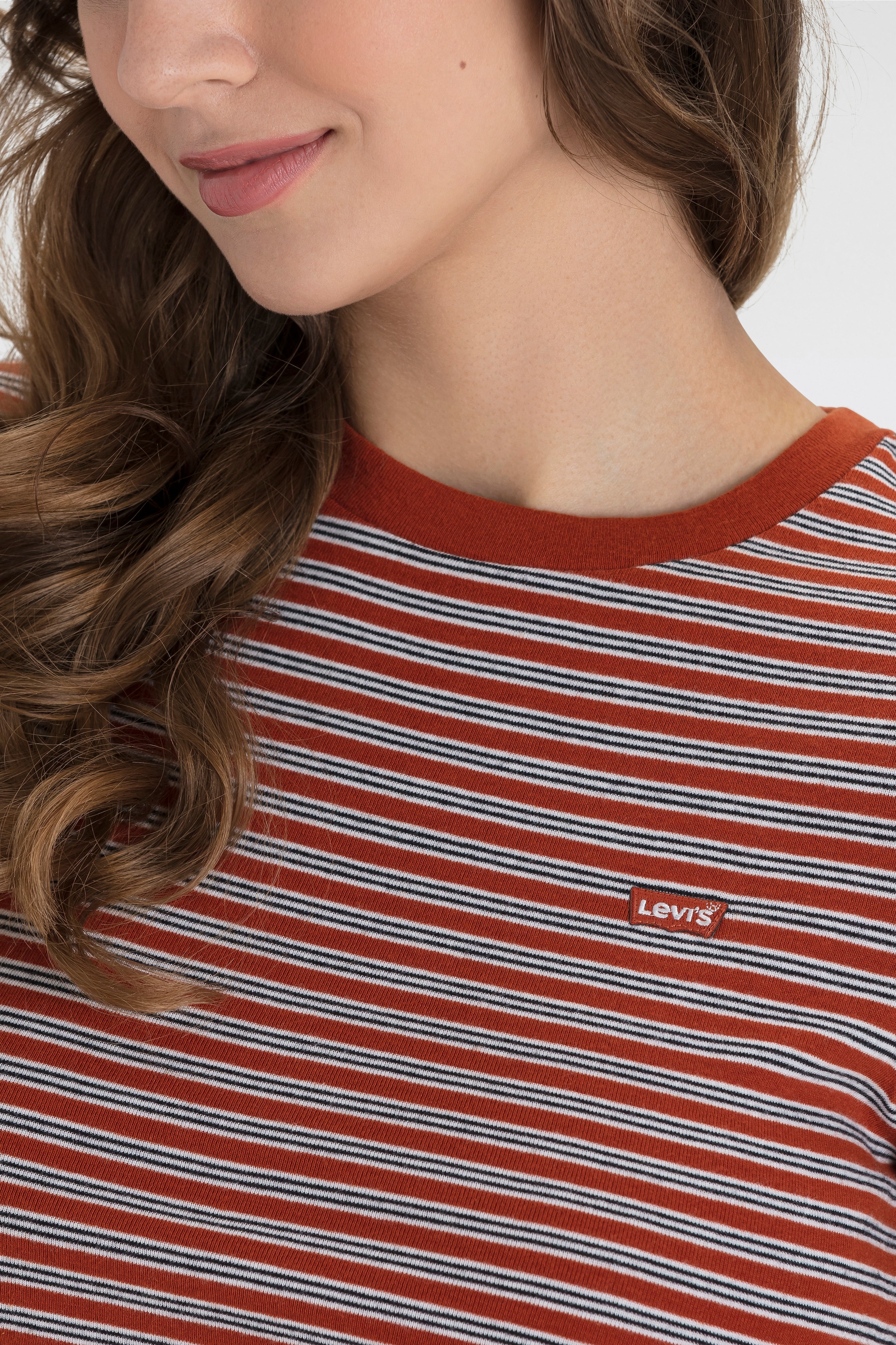 Levi's® T-Shirt »ESSENTIAL HM SS TEE«, Taillierter Schnitt
