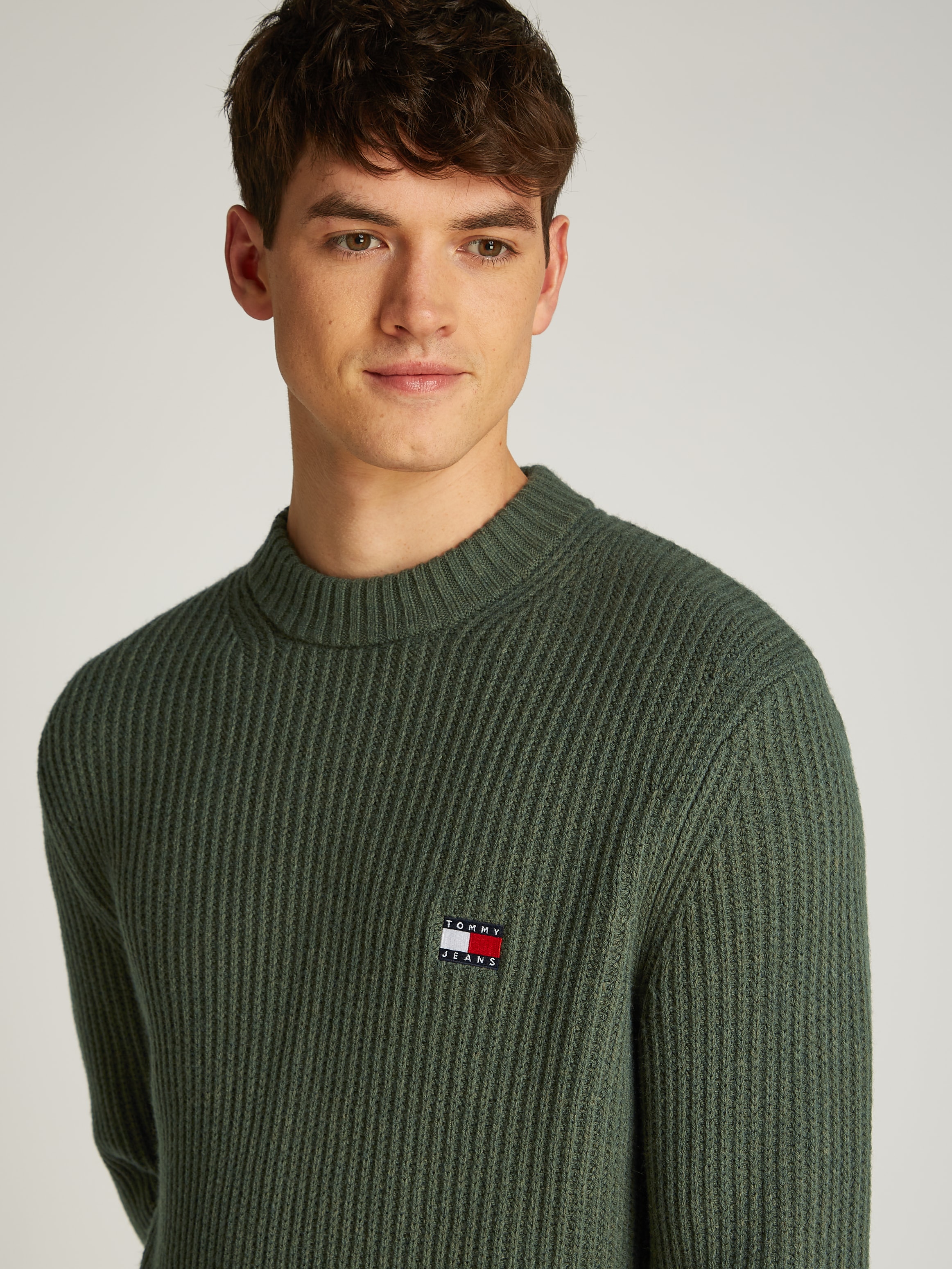 Tommy Jeans Rundhalspullover »TJM REG BADGE TEXTURED CNECK EXT«, in Unifarbe