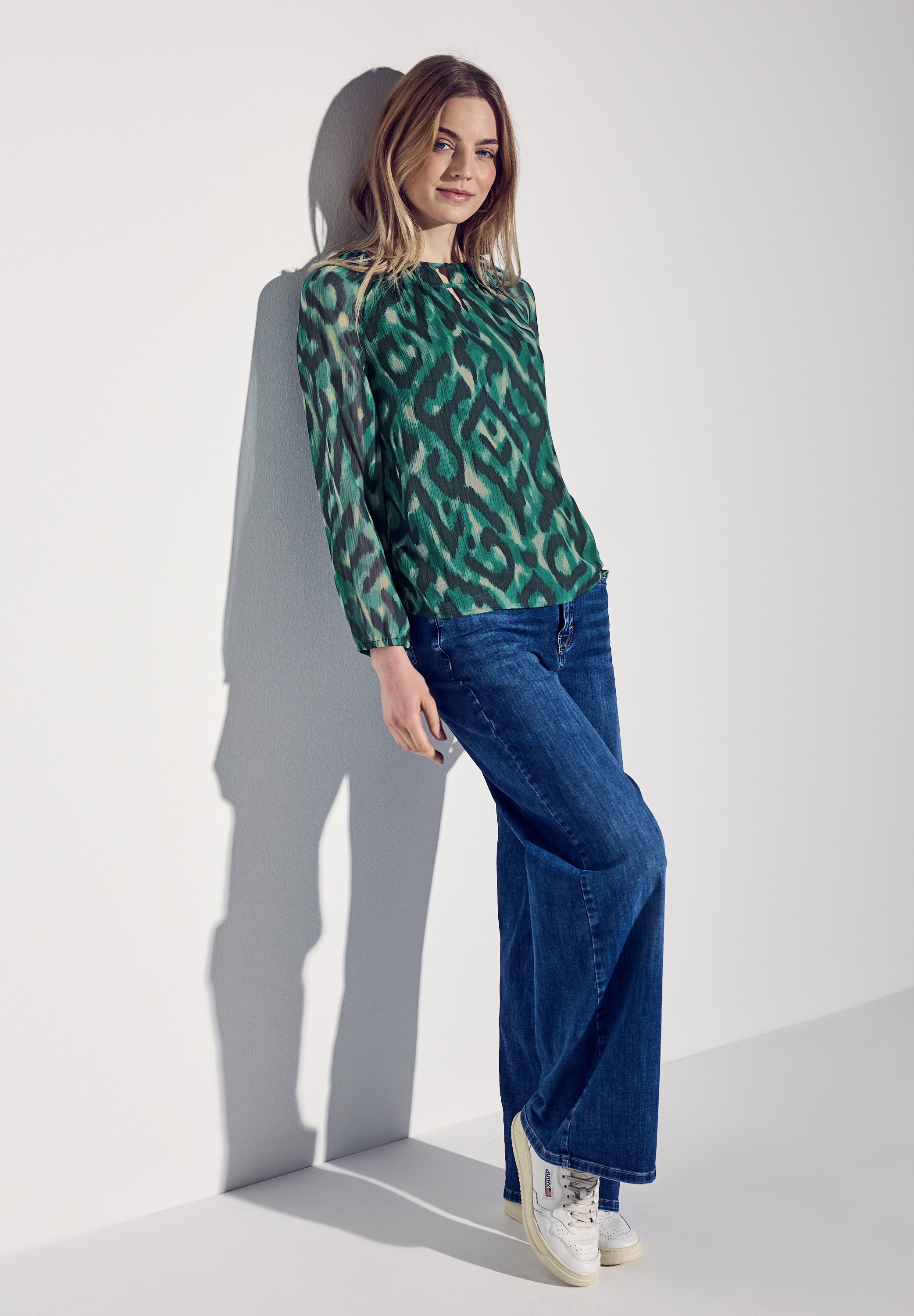 STREET ONE Chiffonbluse, mit grafischem Muster und Raffungen am Kragen
