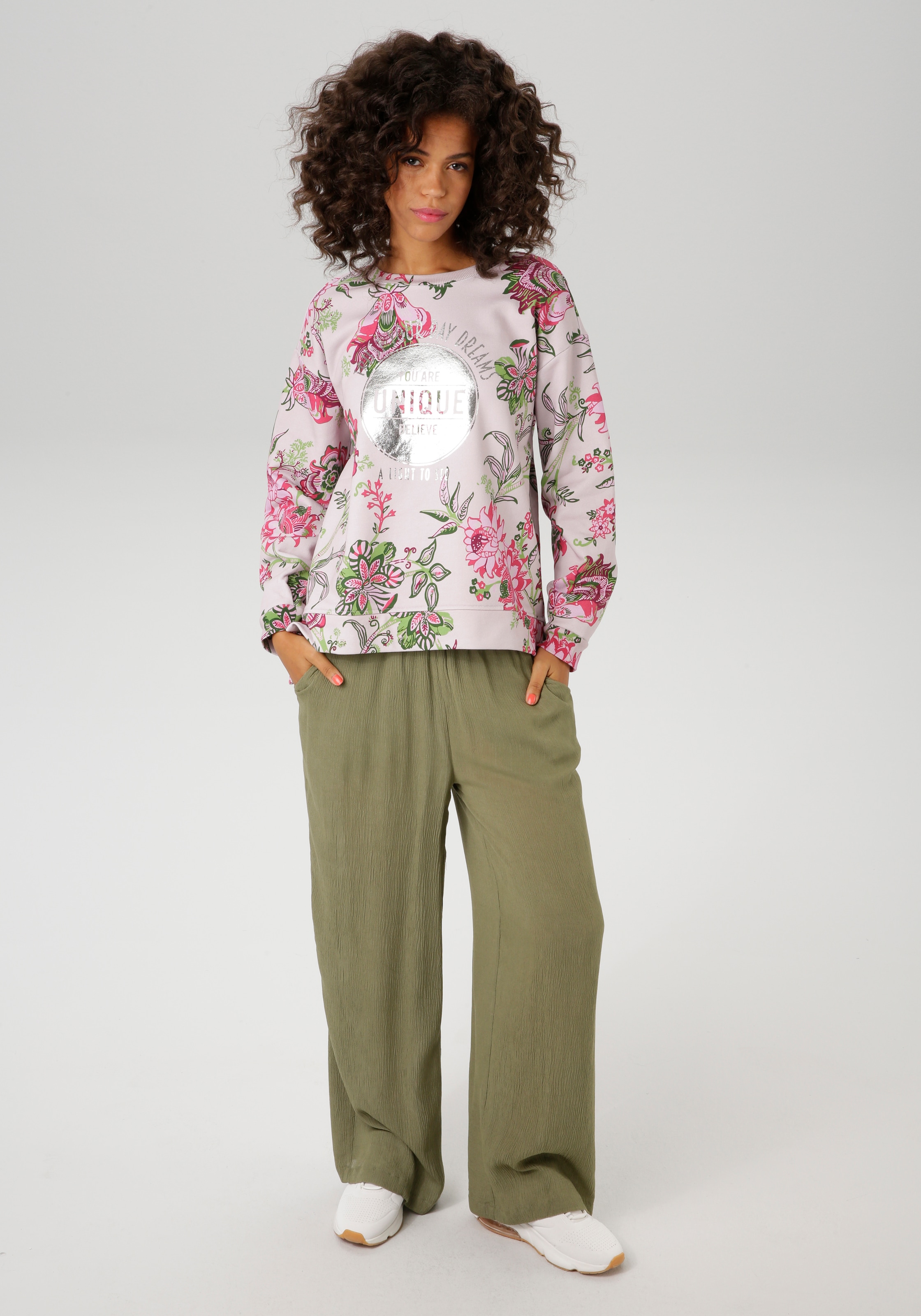 Aniston CASUAL Sweatshirt, im extravaganten Blumendruck mit Folienprint