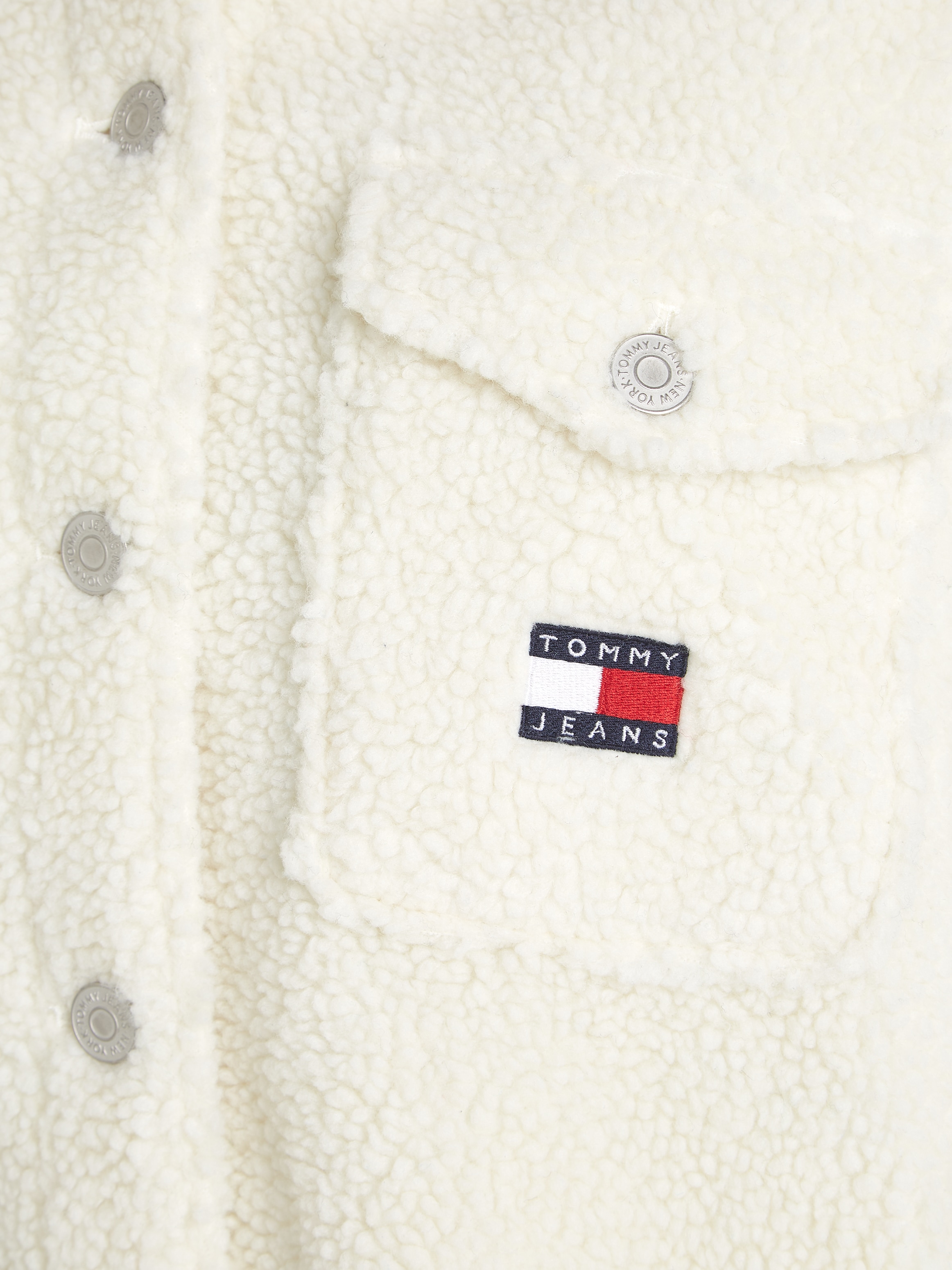 Tommy Jeans Curve Outdoorbluse »TJW TEDDY BADGE OVERSHIRT EXT«, in Großen Größen, mit Badge