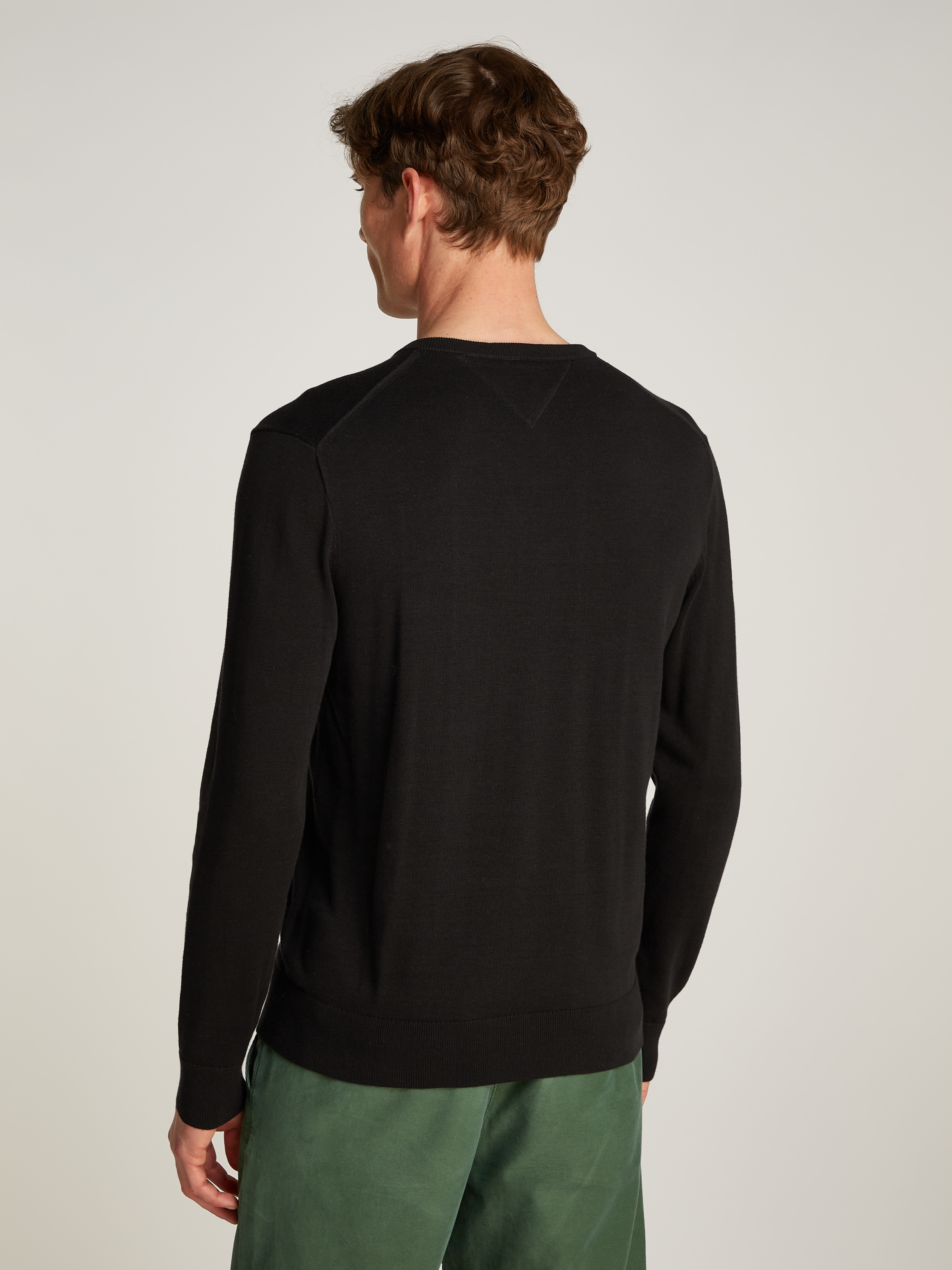 Tommy Hilfiger Strickpullover »ESSENTIAL COTTON V NECK mit V-Ausschnitt und Stickerei«, unifarben, casual, regular fit, Baumwolle, V-Ausschnitt