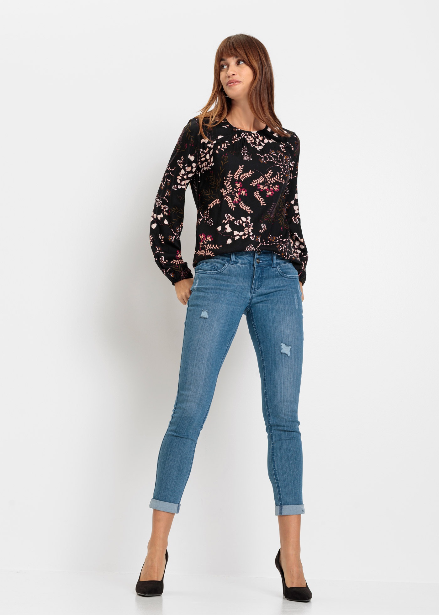 bonprix Druckbluse »Bluse aus nachhaltiger Viskose« bequeme Passform, aus Viskose, Schlitz mit Knopfverschluss im Rücken