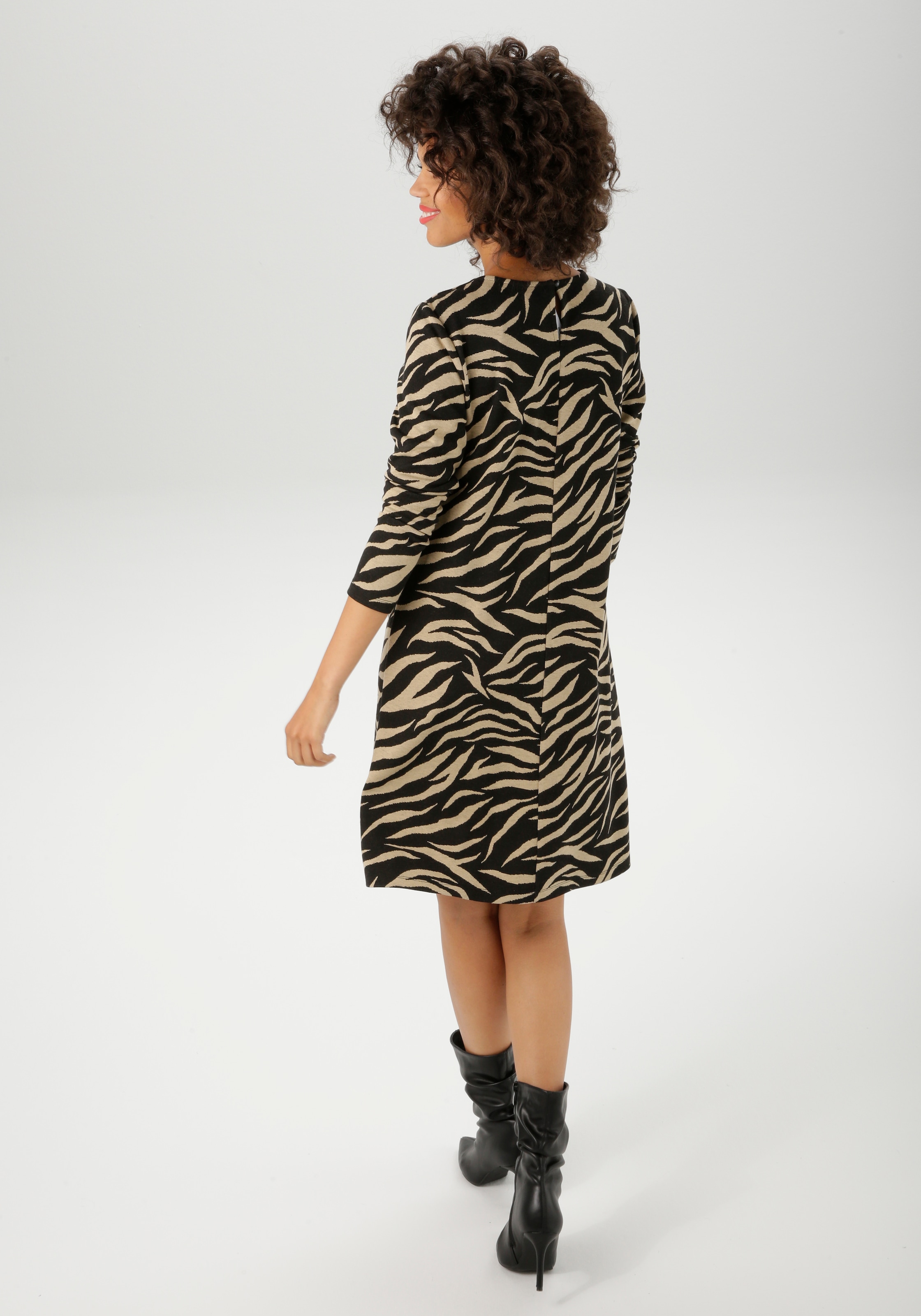 Aniston CASUAL Jerseykleid, mit dekorativem Schmuckelement am Ausschnitt - NEUE KOLLEKTION