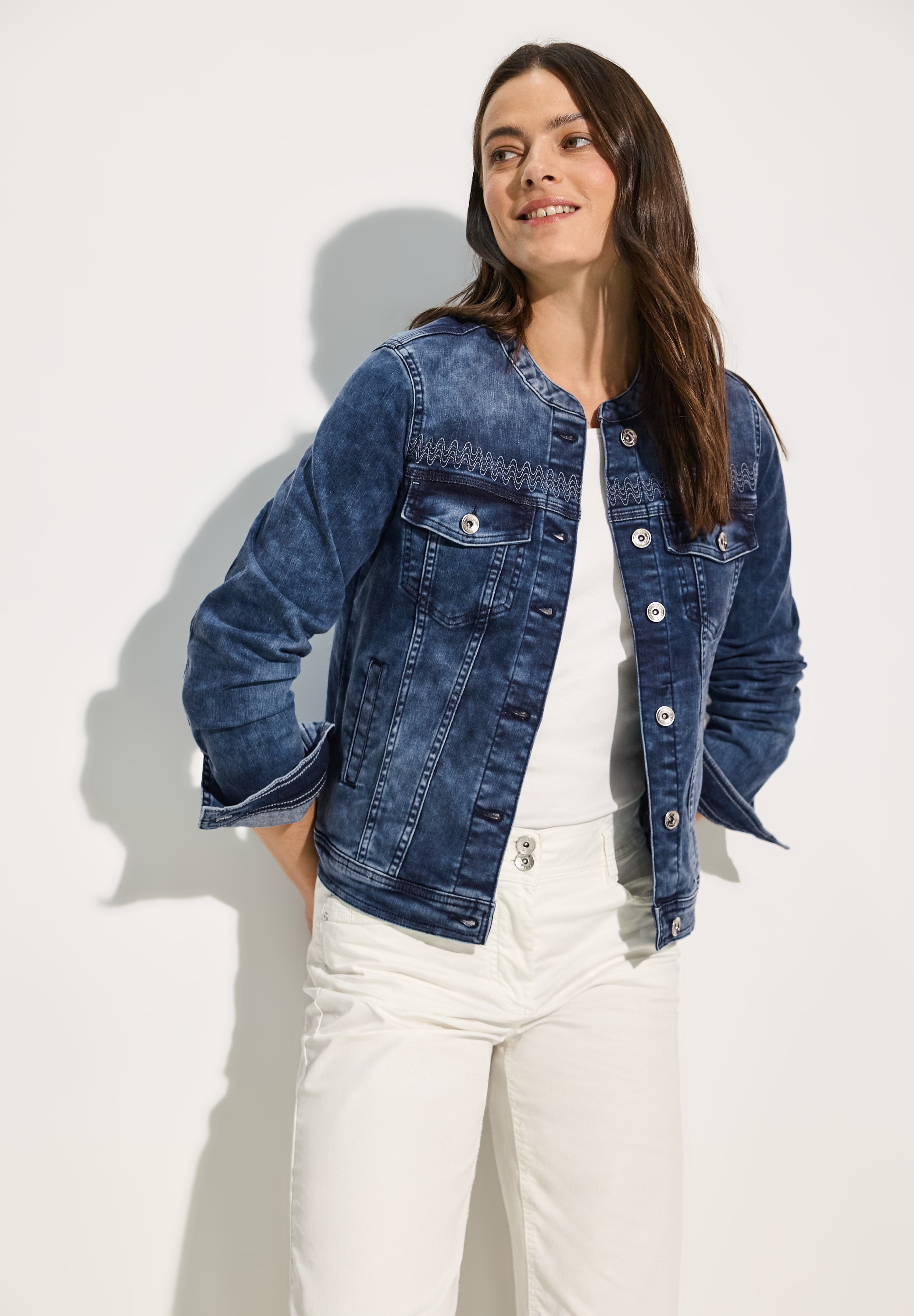 Jeansblazer, mit feinen Stickereien