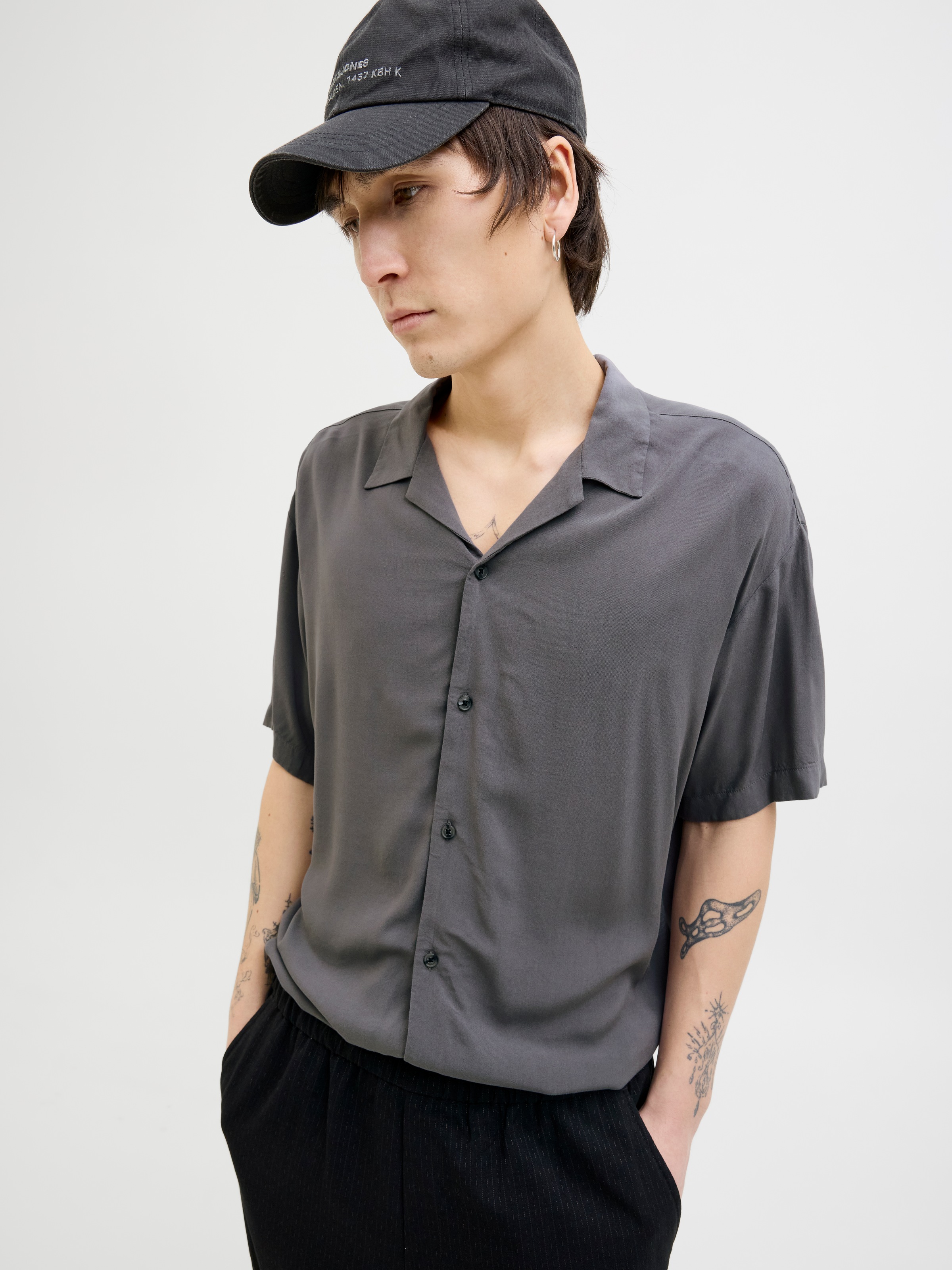 Jack & Jones Kurzarmhemd »JJEJEFF SOLID RESORT SHIRT S/S SN«, mit Resort Kragen