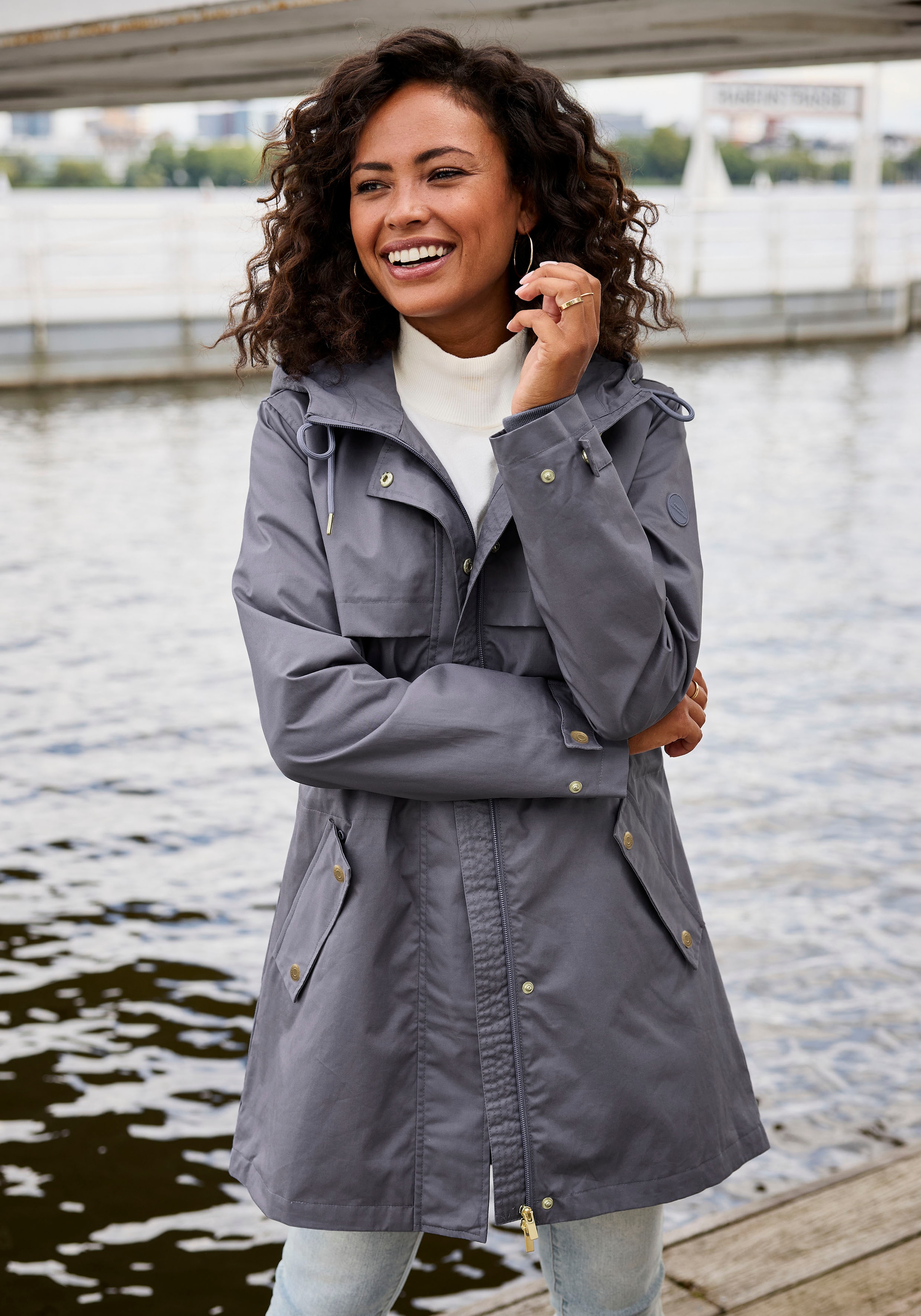 French Connection Outdoorjacke, mit Kapuze, Saumschlitz mit Druckknöpfen auf der Rückseite