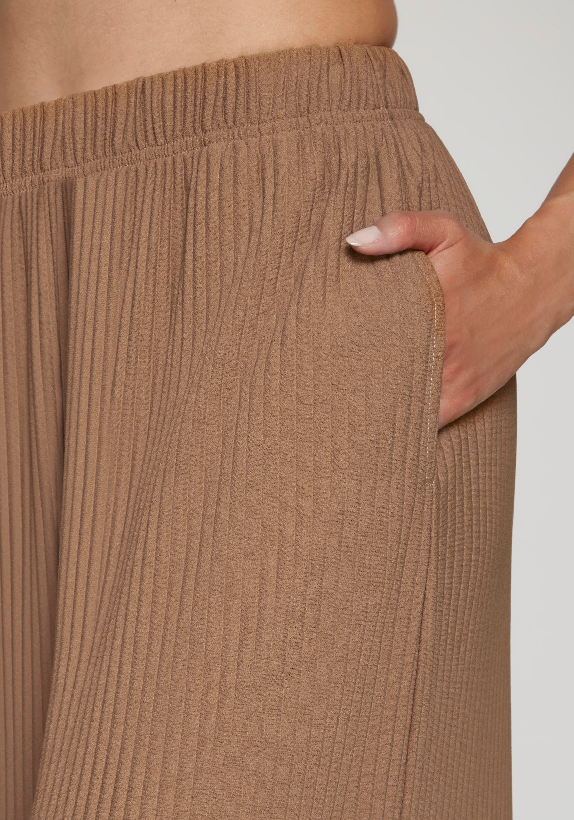 LASCANA Schlupfhose  in weiter Form, mit Plisseefalten
